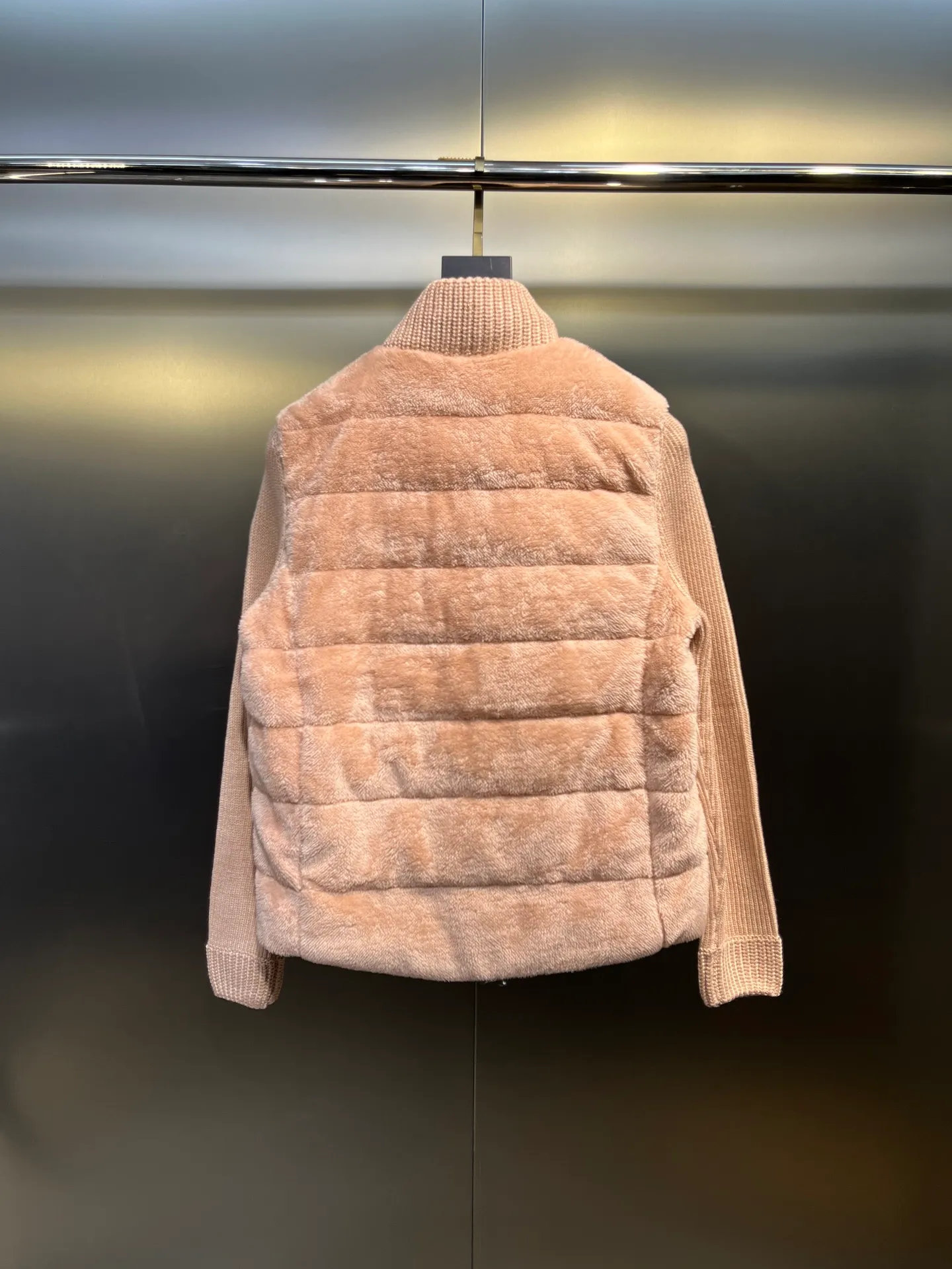 P720 Moncler 🌟 2025 early spring new Cardigan, medium-thick down jacket, the bottom of the fabric is treated with anti-drilling velvet, it is not a currency on the market, feel free to wear it! The classic quilted design outlines a slim silhouette, and the stand-up collar details enhance the temperament, while being lightweight and warm. Wear it as a layer during spring or winter, and you can easily weather the changing weather in one piece. Choose from three colors to suit your style: low-key black, pure white, high-end grey, three high-end tones, suitable for different occasions and styles. The short cut lengthens the proportion, and even a small person can wear it with long legs! High-end goose down, the choice of quality. Carefully selected high-quality goose down filling, which has both fluffiness and warmth, is light and weightless. Every detail shows craftsmanship. Color: black, pink and gray. Size: s m l