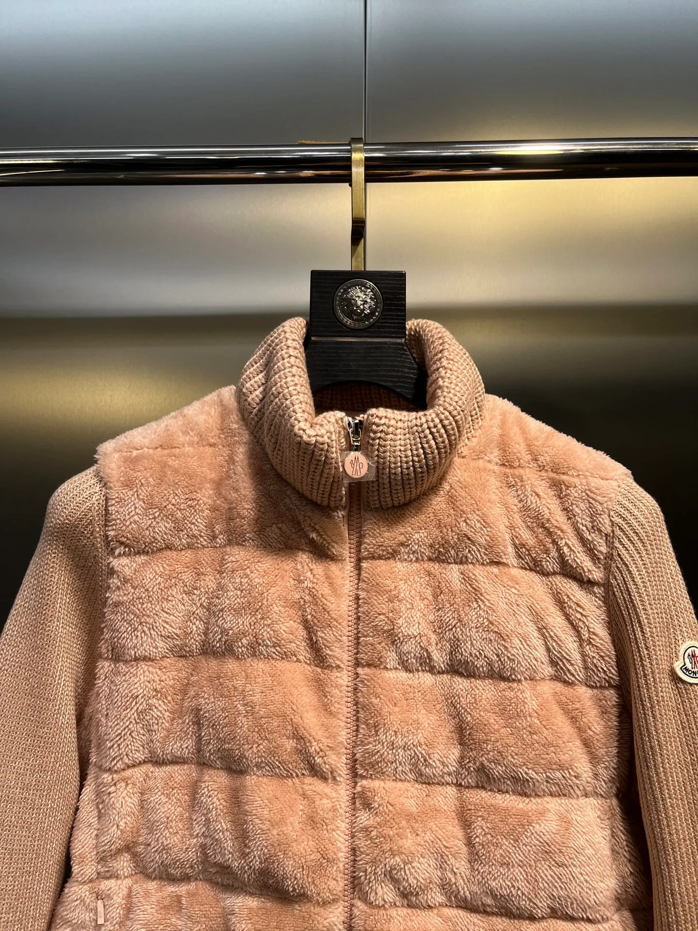 P720 Moncler 🌟 2025 early spring new Cardigan, medium-thick down jacket, the bottom of the fabric is treated with anti-drilling velvet, it is not a currency on the market, feel free to wear it! The classic quilted design outlines a slim silhouette, and the stand-up collar details enhance the temperament, while being lightweight and warm. Wear it as a layer during spring or winter, and you can easily weather the changing weather in one piece. Choose from three colors to suit your style: low-key black, pure white, high-end grey, three high-end tones, suitable for different occasions and styles. The short cut lengthens the proportion, and even a small person can wear it with long legs! High-end goose down, the choice of quality. Carefully selected high-quality goose down filling, which has both fluffiness and warmth, is light and weightless. Every detail shows craftsmanship. Color: black, pink and gray. Size: s m l
