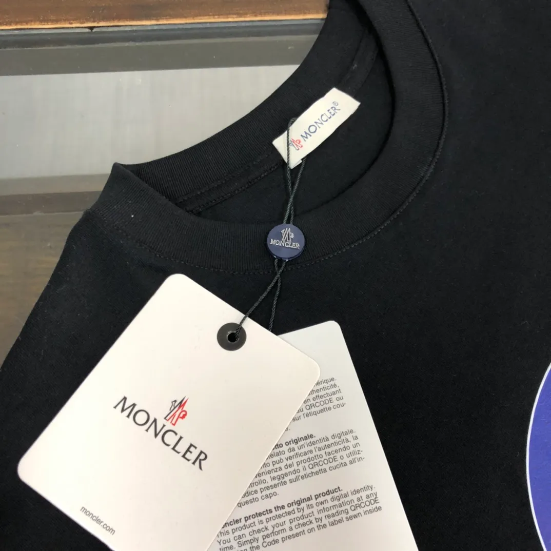 P160 Moncler 2025 new men's round neck short-sleeved couple's T-shirt, new spring and summer product, high quality 🔥🔥Fashionable and versatile, customized imported fabrics, comfortable to wear, breathable, fashionable without losing personality, casual and casual upper body, handsome and stylish, showing the temperament of a big brand. All three standards are complete! ! Color: black white gray Size: S-XL (loose fit)