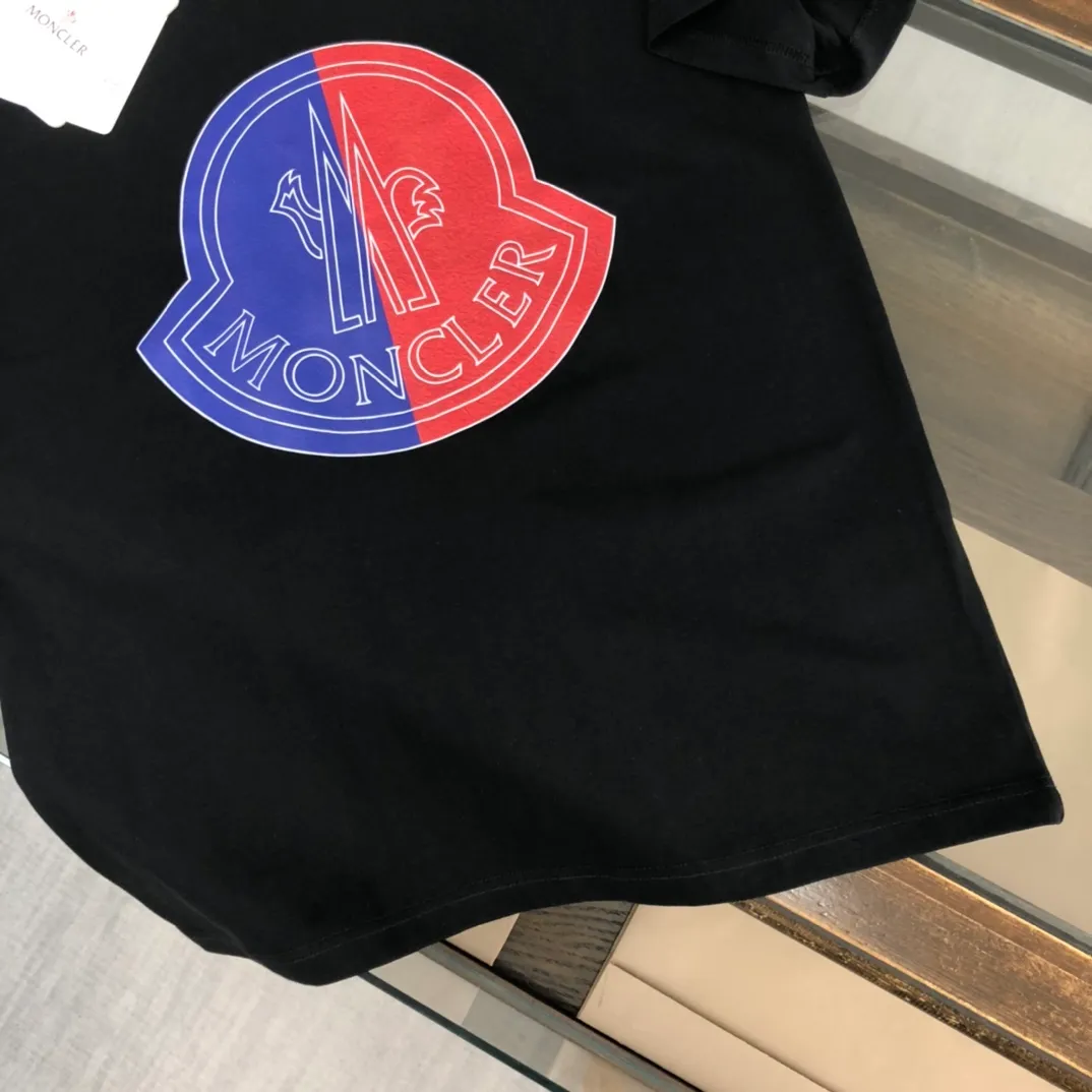 P160 Moncler 2025 new men's round neck short-sleeved couple's T-shirt, new spring and summer product, high quality 🔥🔥Fashionable and versatile, customized imported fabrics, comfortable to wear, breathable, fashionable without losing personality, casual and casual upper body, handsome and stylish, showing the temperament of a big brand. All three standards are complete! ! Color: black white gray Size: S-XL (loose fit)