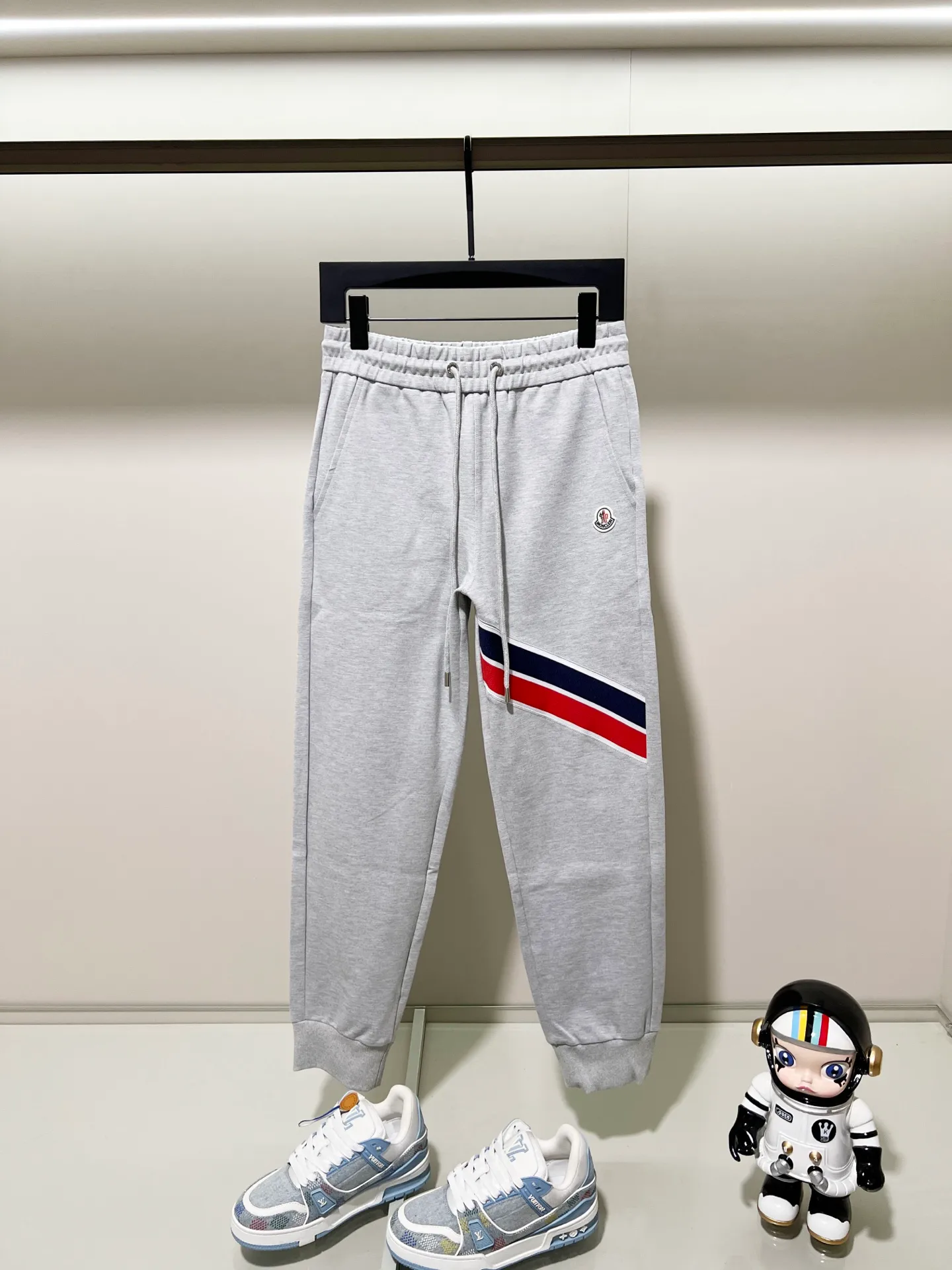 P230 MONCLER/Muzzle Custom fabric suit casual sweatpants Red and blue ribbon splicing design brand Zhangzi LOGO process Official synchronization High version High quality Fashion personality Versatile trend Pure original quality Original fabric Hang tag Collar label Washed wheat Complete three standards Color: blue. Gray. Size: S-2XL