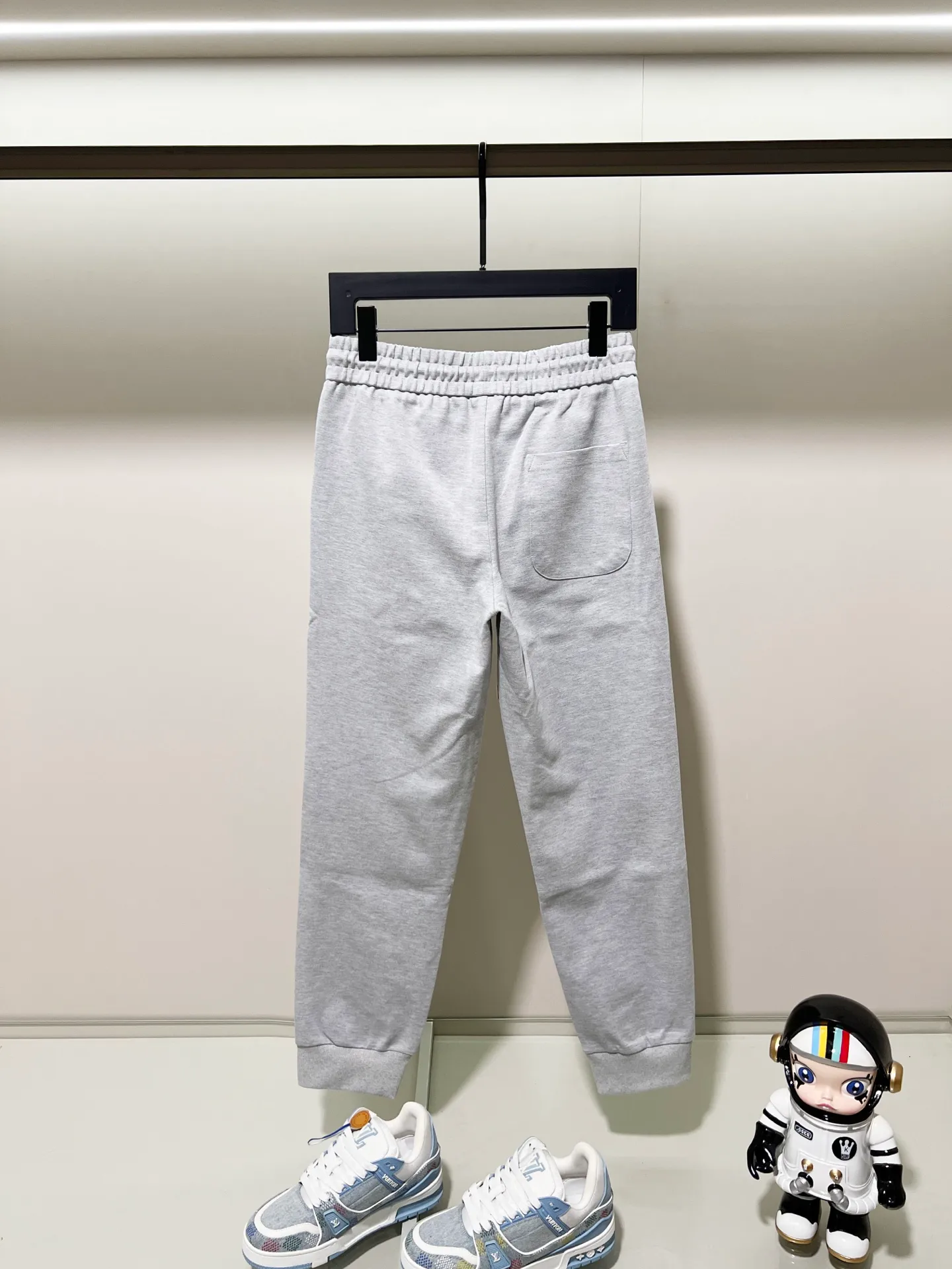 P230 MONCLER/Muzzle Custom fabric suit casual sweatpants Red and blue ribbon splicing design brand Zhangzi LOGO process Official synchronization High version High quality Fashion personality Versatile trend Pure original quality Original fabric Hang tag Collar label Washed wheat Complete three standards Color: blue. Gray. Size: S-2XL