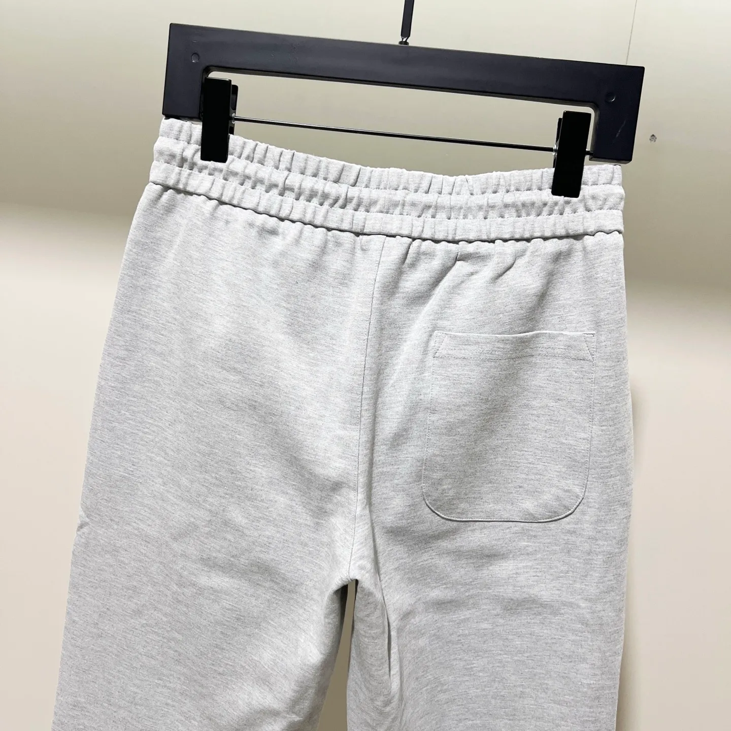 P230 MONCLER/Muzzle Custom fabric suit casual sweatpants Red and blue ribbon splicing design brand Zhangzi LOGO process Official synchronization High version High quality Fashion personality Versatile trend Pure original quality Original fabric Hang tag Collar label Washed wheat Complete three standards Color: blue. Gray. Size: S-2XL