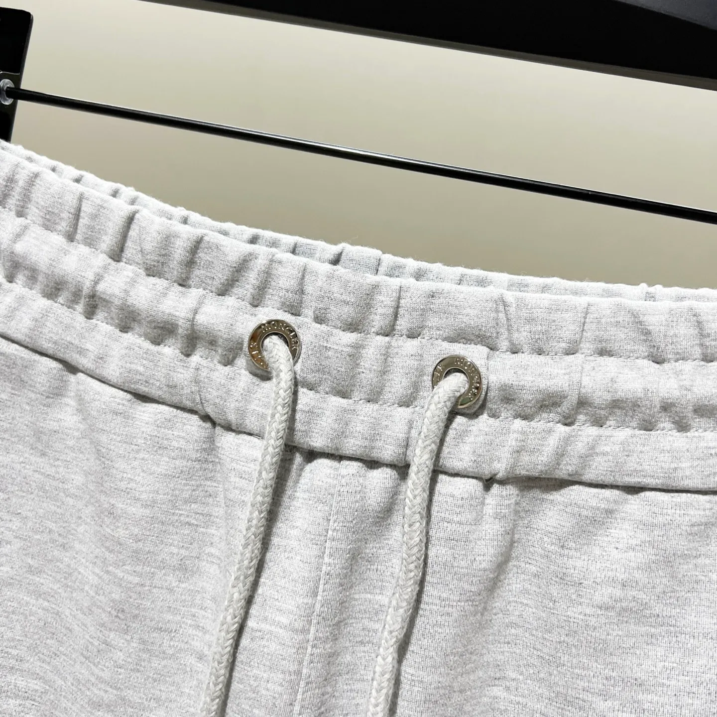 P230 MONCLER/Muzzle Custom fabric suit casual sweatpants Red and blue ribbon splicing design brand Zhangzi LOGO process Official synchronization High version High quality Fashion personality Versatile trend Pure original quality Original fabric Hang tag Collar label Washed wheat Complete three standards Color: blue. Gray. Size: S-2XL