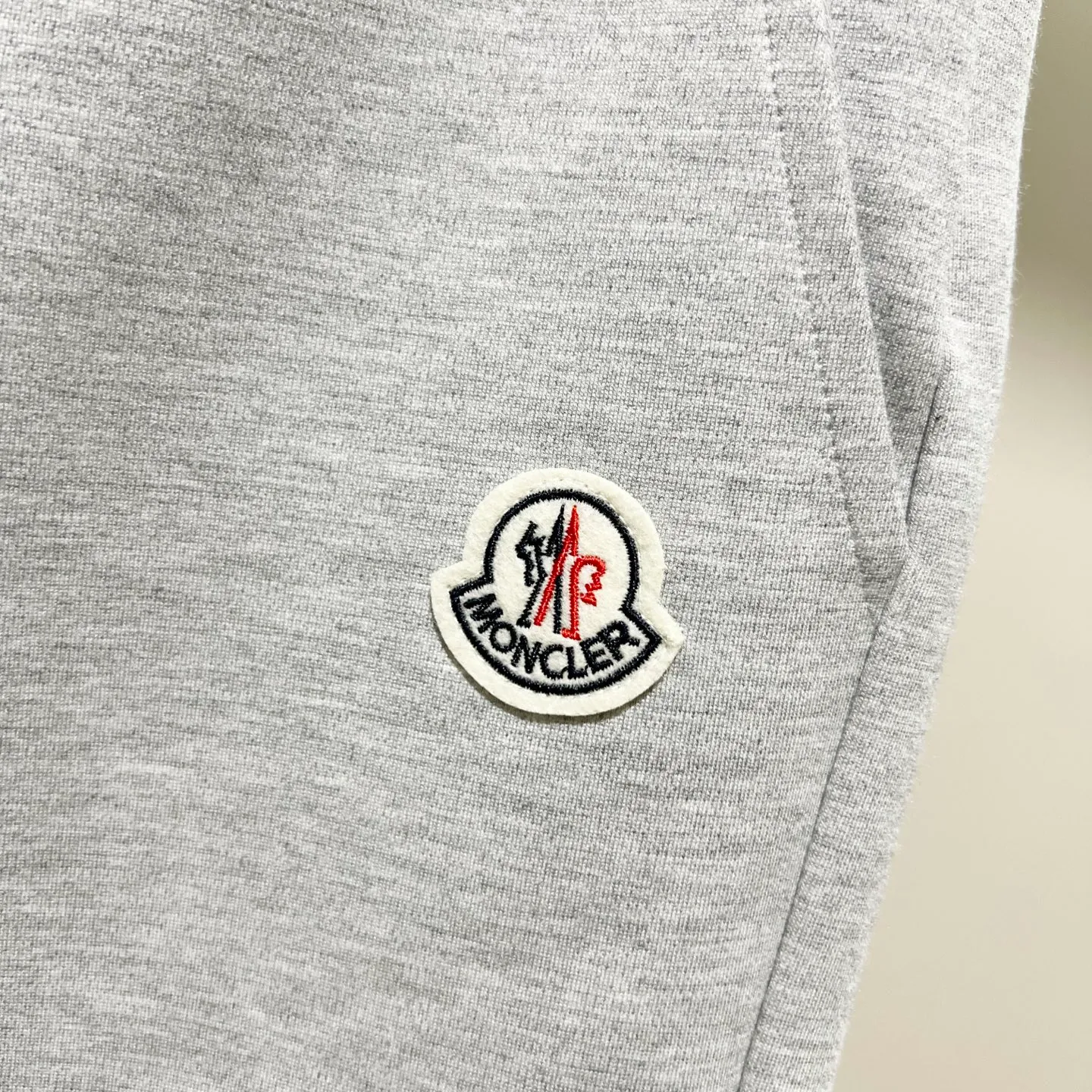 P230 MONCLER/Muzzle Custom fabric suit casual sweatpants Red and blue ribbon splicing design brand Zhangzi LOGO process Official synchronization High version High quality Fashion personality Versatile trend Pure original quality Original fabric Hang tag Collar label Washed wheat Complete three standards Color: blue. Gray. Size: S-2XL