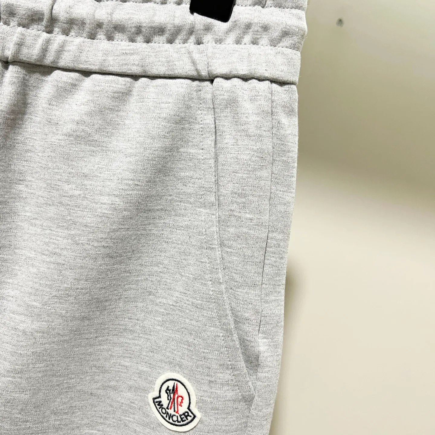 P230 MONCLER/Muzzle Custom fabric suit casual sweatpants Red and blue ribbon splicing design brand Zhangzi LOGO process Official synchronization High version High quality Fashion personality Versatile trend Pure original quality Original fabric Hang tag Collar label Washed wheat Complete three standards Color: blue. Gray. Size: S-2XL