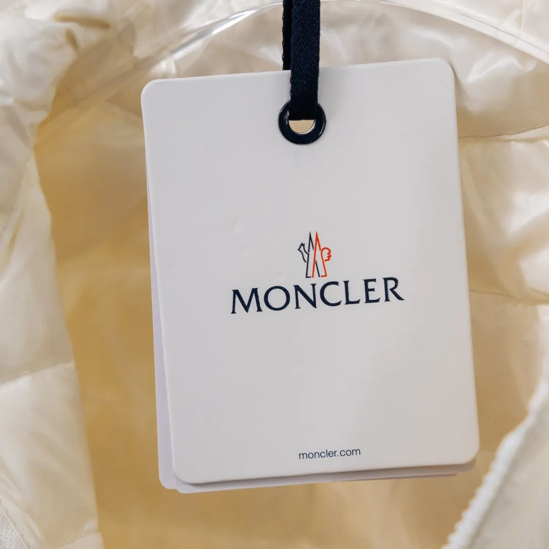 P720 top version (different currencies) Style: Moncler Moncler IGELLE series solid color zipper slim fit and thin waist rib down jacket (all made of national standard 90 goose down, sizes are all authentic digital sizes) Color: picture color Size: 1-2-3-4 Fabric: 90 goose down Accessories: full set of customized accessories No gender distinction, same style for men and women