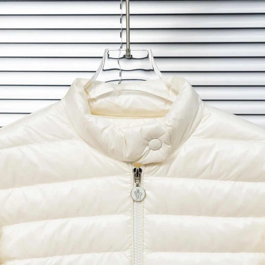 P720 top version (different currencies) Style: Moncler Moncler IGELLE series solid color zipper slim fit and thin waist rib down jacket (all made of national standard 90 goose down, sizes are all authentic digital sizes) Color: picture color Size: 1-2-3-4 Fabric: 90 goose down Accessories: full set of customized accessories No gender distinction, same style for men and women