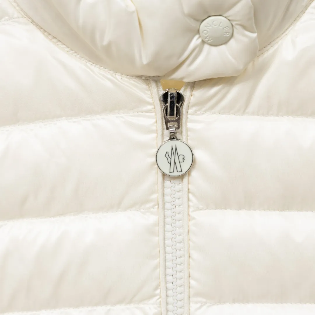 P720 top version (different currencies) Style: Moncler Moncler IGELLE series solid color zipper slim fit and thin waist rib down jacket (all made of national standard 90 goose down, sizes are all authentic digital sizes) Color: picture color Size: 1-2-3-4 Fabric: 90 goose down Accessories: full set of customized accessories No gender distinction, same style for men and women