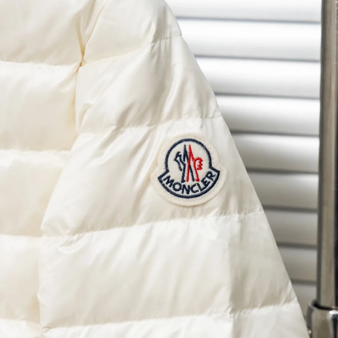 P720 top version (different currencies) Style: Moncler Moncler IGELLE series solid color zipper slim fit and thin waist rib down jacket (all made of national standard 90 goose down, sizes are all authentic digital sizes) Color: picture color Size: 1-2-3-4 Fabric: 90 goose down Accessories: full set of customized accessories No gender distinction, same style for men and women