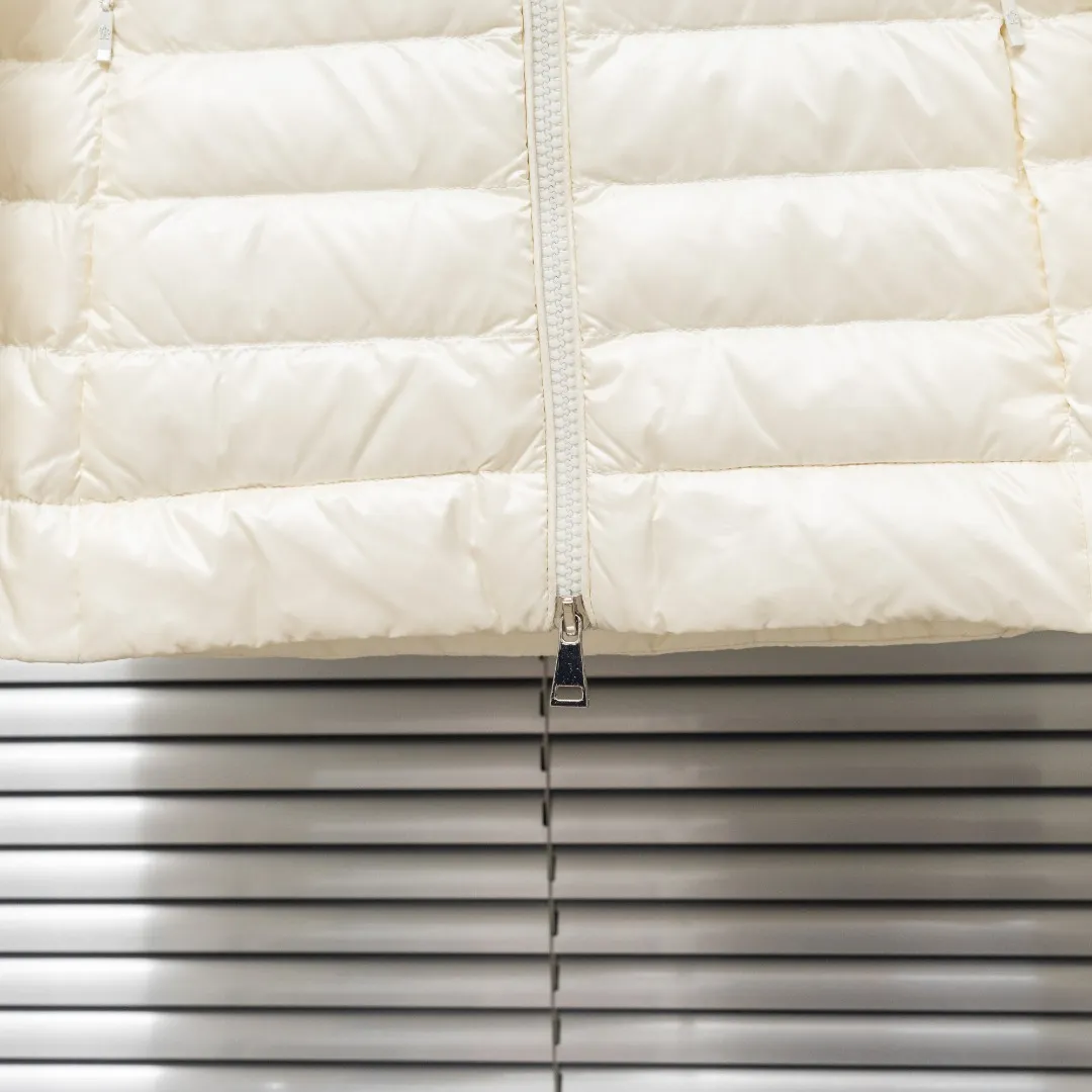 P720 top version (different currencies) Style: Moncler Moncler IGELLE series solid color zipper slim fit and thin waist rib down jacket (all made of national standard 90 goose down, sizes are all authentic digital sizes) Color: picture color Size: 1-2-3-4 Fabric: 90 goose down Accessories: full set of customized accessories No gender distinction, same style for men and women