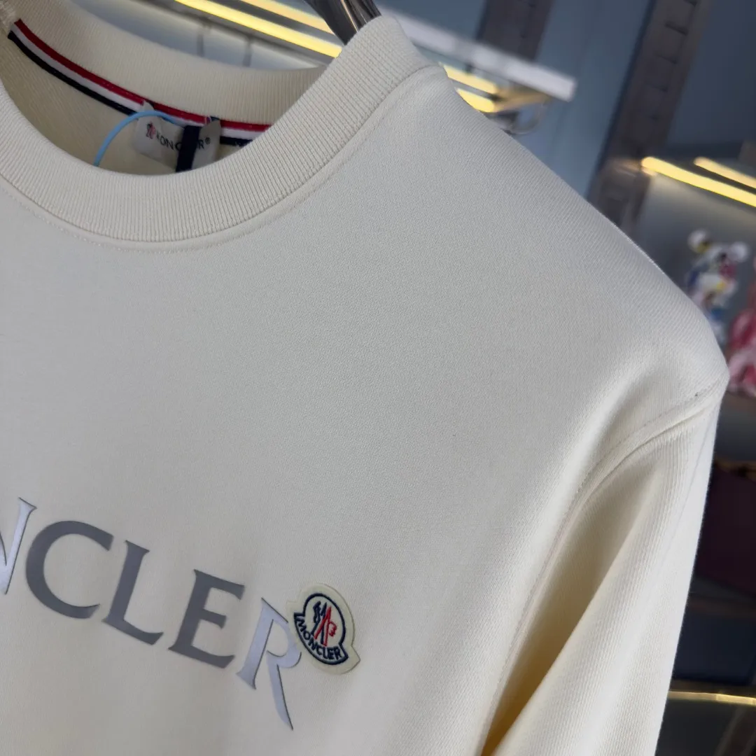 P210 high version sweatshirt) 📦With exclusive packaging📦 [Long-term ready stock] Upgraded version "Mobile phone smart sensor ~ NFC chip armband ~ Directly to the official website for anti-counterfeiting" 〖 𝐌𝐎𝐍𝐂𝐋𝐄𝐑 ~ Mouth covering〗 2025 new high quality, using 450 grams of heavyweight fabric Different from the market currency, you can mix and match everything at will and you will be handsome😎The whole clothes is made of double waistcoats. The double waistcoats make the whole dress more three-dimensional. It is not an ordinary factory that can do such fine work. 2025 autumn and winter new style, on sale at the counter, exquisite printed round neck terry sweatshirt. High-end double-ply cotton. Customized stretch ribs are dyed in the same vat. Three standards are complete. It is matched with digital printing patterns and is very breathable. Same style for men and women. Color: black, white, apricot. Size: S M L XL 2XL