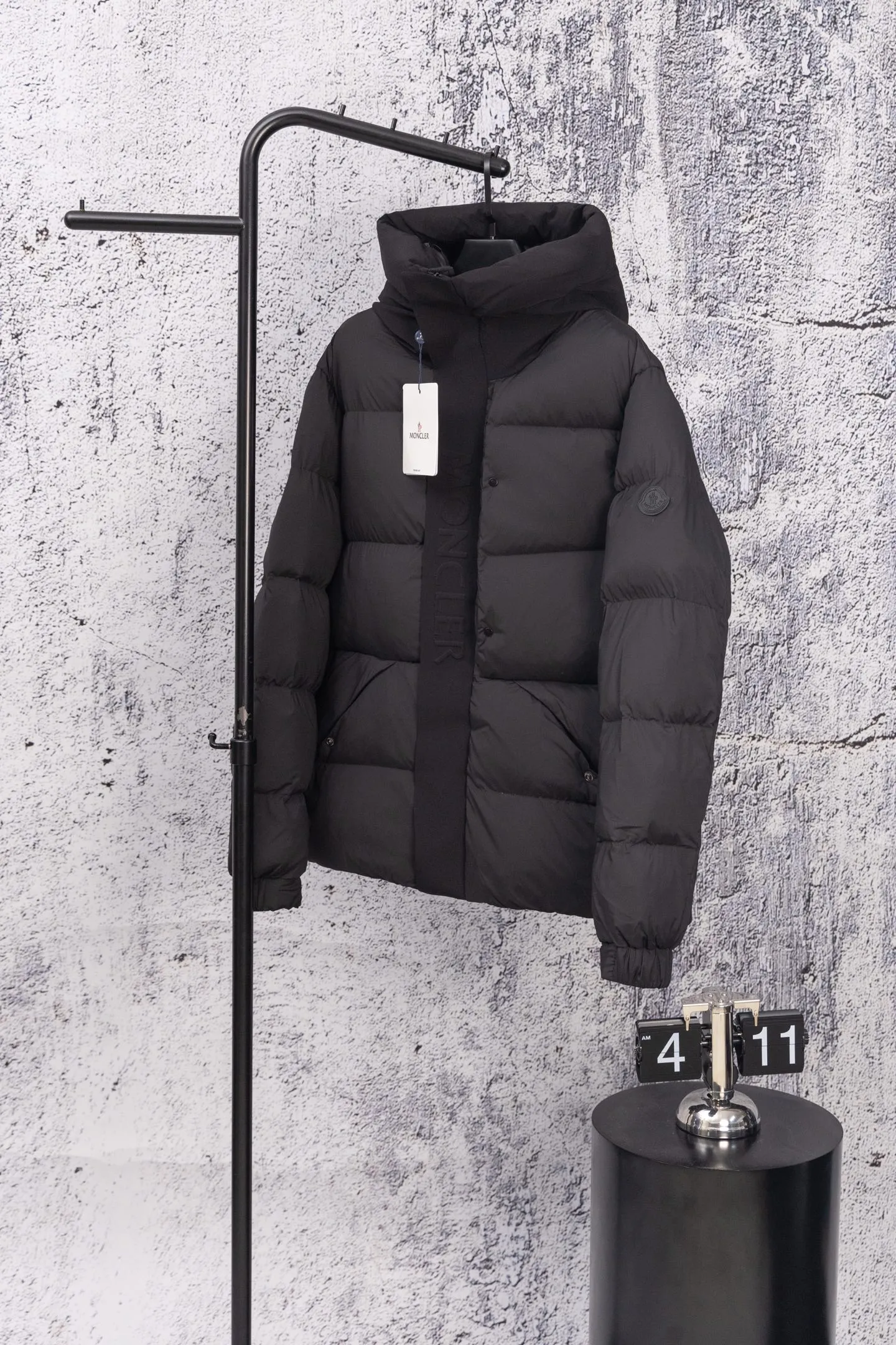 P720 Moncler/Mongolian 22Fw Black Warrior access control three-dimensional embossed letter down jacket. This counter was sold out as soon as it was launched, satisfying all the fantasies about down jackets!  Not only does it keep you warm, it also looks stylish. It has a very good effect on the upper body. It not only keeps you warm and protects you from the cold, it also has a strong aura. It’s amazing! All this will surely create a new generation of fashion!!! 90 Euro standard velvet filling! The truly top-notch softness and warmth are unparalleled. The softness is the most intuitive feeling...a magical tool for keeping warm in winter! Style and temperature coexist! It’s classic and versatile, so it’s a must-have for keeping warm! Size: M-XXL Color: Black