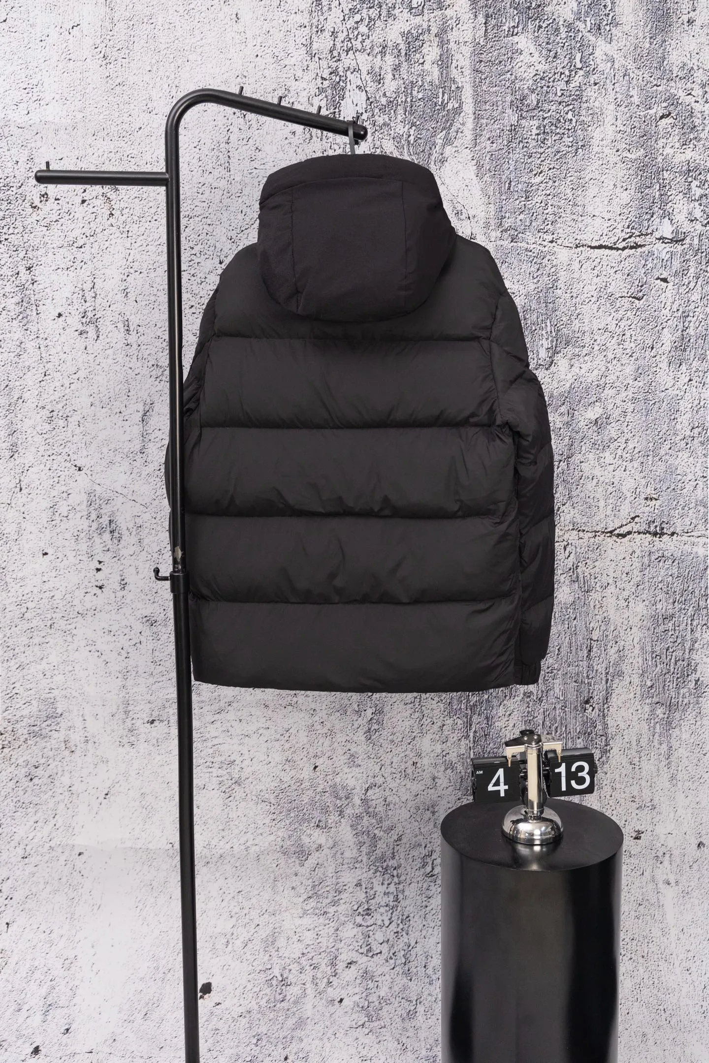 P720 Moncler/Mongolian 22Fw Black Warrior access control three-dimensional embossed letter down jacket. This counter was sold out as soon as it was launched, satisfying all the fantasies about down jackets!  Not only does it keep you warm, it also looks stylish. It has a very good effect on the upper body. It not only keeps you warm and protects you from the cold, it also has a strong aura. It’s amazing! All this will surely create a new generation of fashion!!! 90 Euro standard velvet filling! The truly top-notch softness and warmth are unparalleled. The softness is the most intuitive feeling...a magical tool for keeping warm in winter! Style and temperature coexist! It’s classic and versatile, so it’s a must-have for keeping warm! Size: M-XXL Color: Black