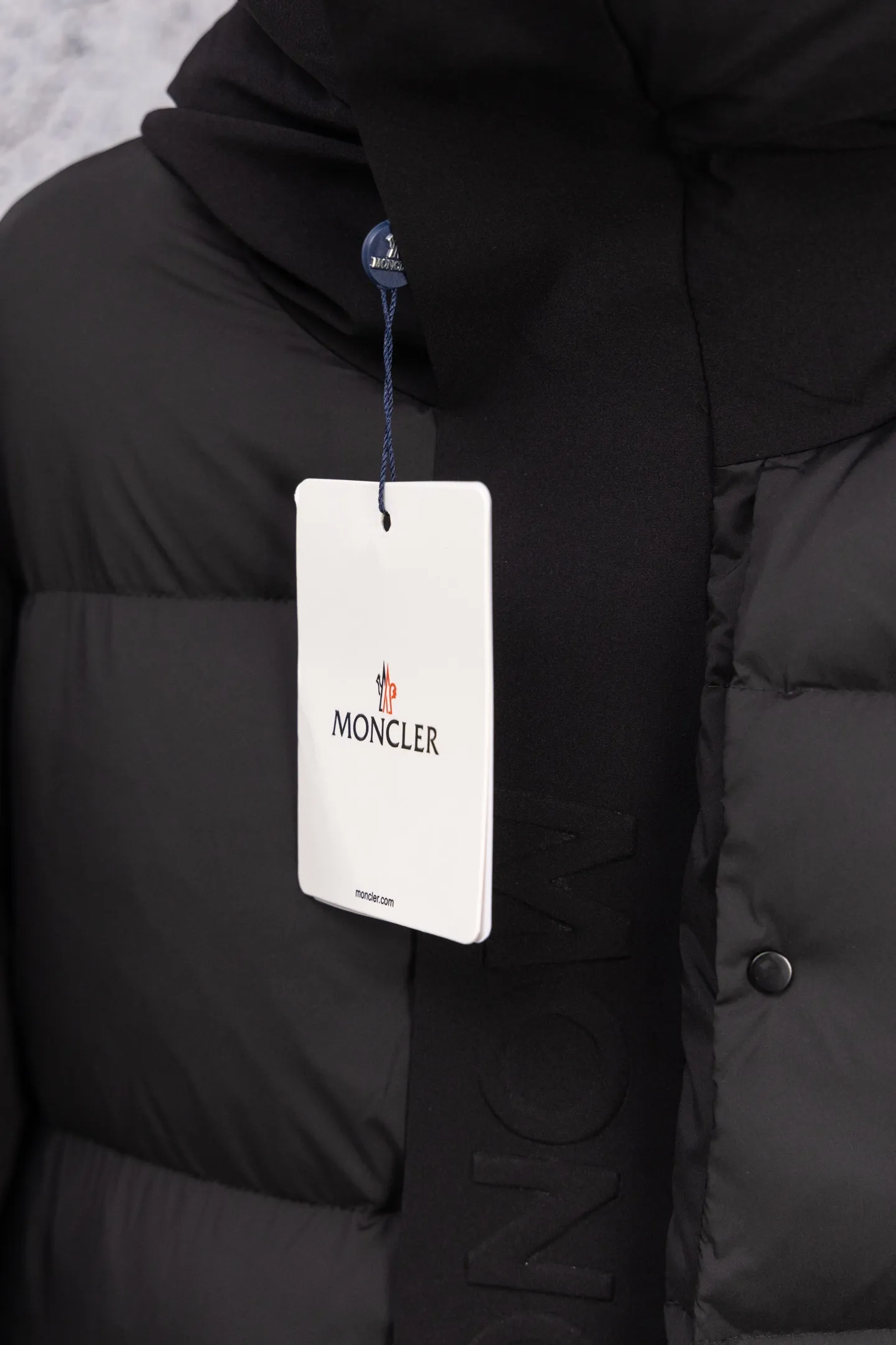 P720 Moncler/Mongolian 22Fw Black Warrior access control three-dimensional embossed letter down jacket. This counter was sold out as soon as it was launched, satisfying all the fantasies about down jackets!  Not only does it keep you warm, it also looks stylish. It has a very good effect on the upper body. It not only keeps you warm and protects you from the cold, it also has a strong aura. It’s amazing! All this will surely create a new generation of fashion!!! 90 Euro standard velvet filling! The truly top-notch softness and warmth are unparalleled. The softness is the most intuitive feeling...a magical tool for keeping warm in winter! Style and temperature coexist! It’s classic and versatile, so it’s a must-have for keeping warm! Size: M-XXL Color: Black