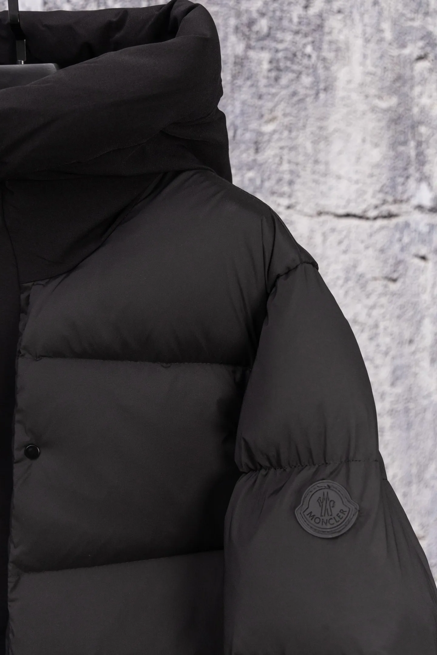 P720 Moncler/Mongolian 22Fw Black Warrior access control three-dimensional embossed letter down jacket. This counter was sold out as soon as it was launched, satisfying all the fantasies about down jackets!  Not only does it keep you warm, it also looks stylish. It has a very good effect on the upper body. It not only keeps you warm and protects you from the cold, it also has a strong aura. It’s amazing! All this will surely create a new generation of fashion!!! 90 Euro standard velvet filling! The truly top-notch softness and warmth are unparalleled. The softness is the most intuitive feeling...a magical tool for keeping warm in winter! Style and temperature coexist! It’s classic and versatile, so it’s a must-have for keeping warm! Size: M-XXL Color: Black