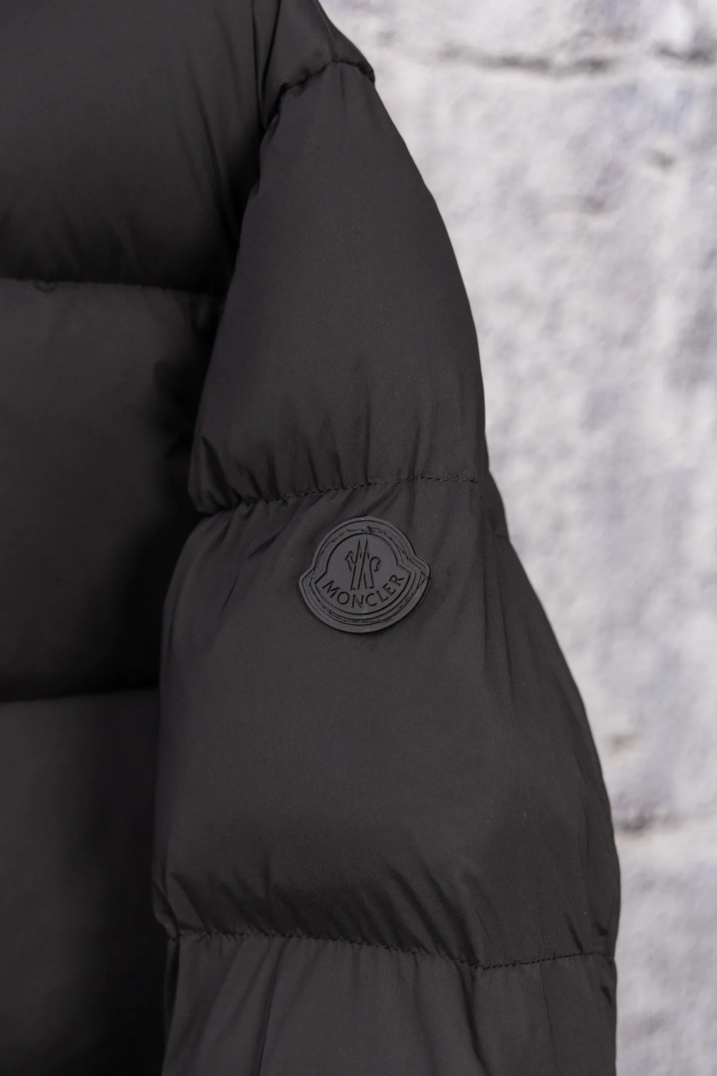P720 Moncler/Mongolian 22Fw Black Warrior access control three-dimensional embossed letter down jacket. This counter was sold out as soon as it was launched, satisfying all the fantasies about down jackets!  Not only does it keep you warm, it also looks stylish. It has a very good effect on the upper body. It not only keeps you warm and protects you from the cold, it also has a strong aura. It’s amazing! All this will surely create a new generation of fashion!!! 90 Euro standard velvet filling! The truly top-notch softness and warmth are unparalleled. The softness is the most intuitive feeling...a magical tool for keeping warm in winter! Style and temperature coexist! It’s classic and versatile, so it’s a must-have for keeping warm! Size: M-XXL Color: Black