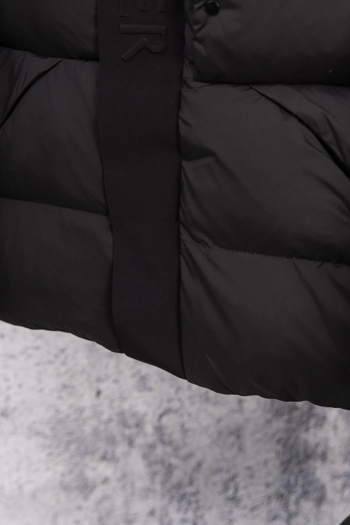 P720 Moncler/Mongolian 22Fw Black Warrior access control three-dimensional embossed letter down jacket. This counter was sold out as soon as it was launched, satisfying all the fantasies about down jackets!  Not only does it keep you warm, it also looks stylish. It has a very good effect on the upper body. It not only keeps you warm and protects you from the cold, it also has a strong aura. It’s amazing! All this will surely create a new generation of fashion!!! 90 Euro standard velvet filling! The truly top-notch softness and warmth are unparalleled. The softness is the most intuitive feeling...a magical tool for keeping warm in winter! Style and temperature coexist! It’s classic and versatile, so it’s a must-have for keeping warm! Size: M-XXL Color: Black