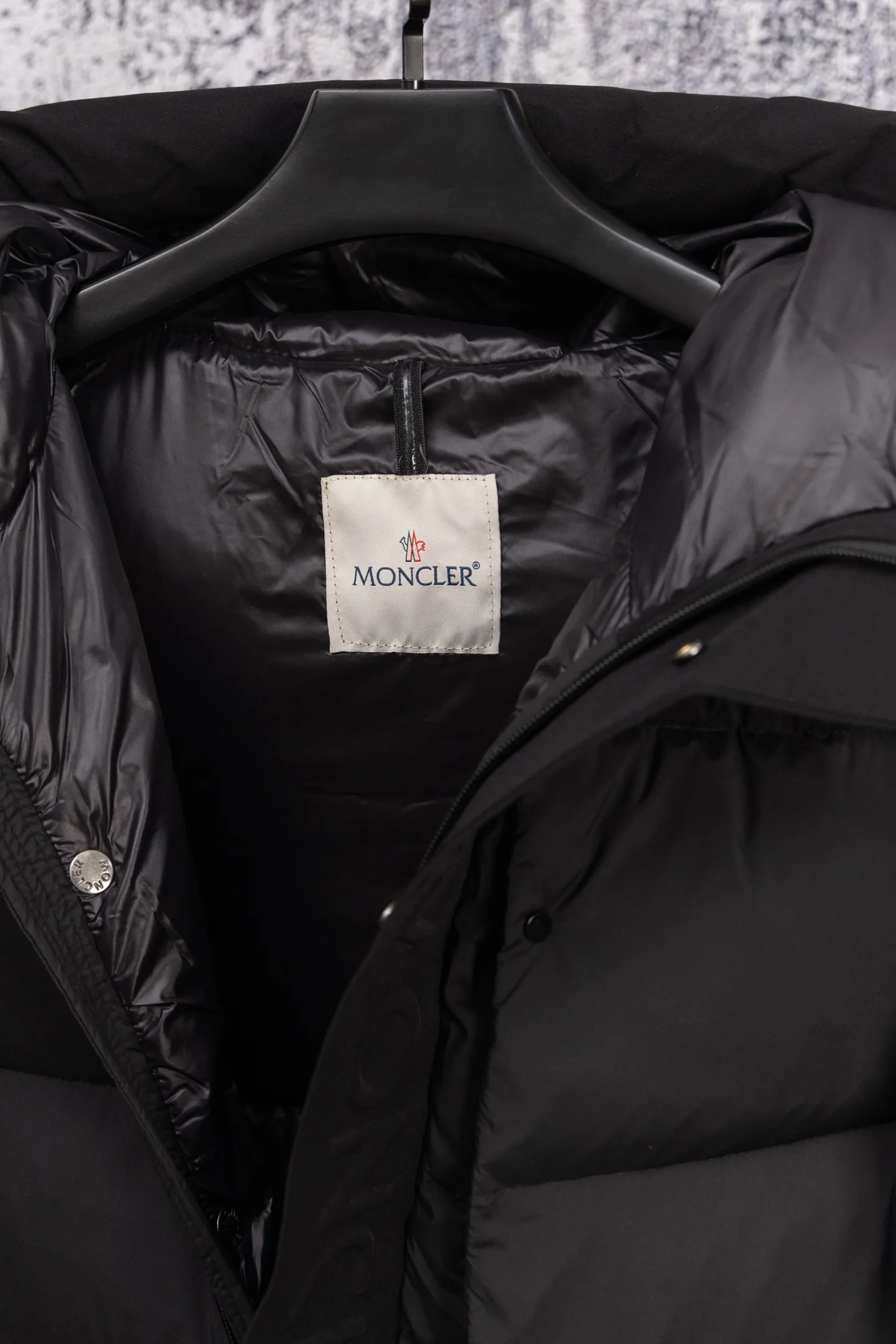 P720 Moncler/Mongolian 22Fw Black Warrior access control three-dimensional embossed letter down jacket. This counter was sold out as soon as it was launched, satisfying all the fantasies about down jackets!  Not only does it keep you warm, it also looks stylish. It has a very good effect on the upper body. It not only keeps you warm and protects you from the cold, it also has a strong aura. It’s amazing! All this will surely create a new generation of fashion!!! 90 Euro standard velvet filling! The truly top-notch softness and warmth are unparalleled. The softness is the most intuitive feeling...a magical tool for keeping warm in winter! Style and temperature coexist! It’s classic and versatile, so it’s a must-have for keeping warm! Size: M-XXL Color: Black