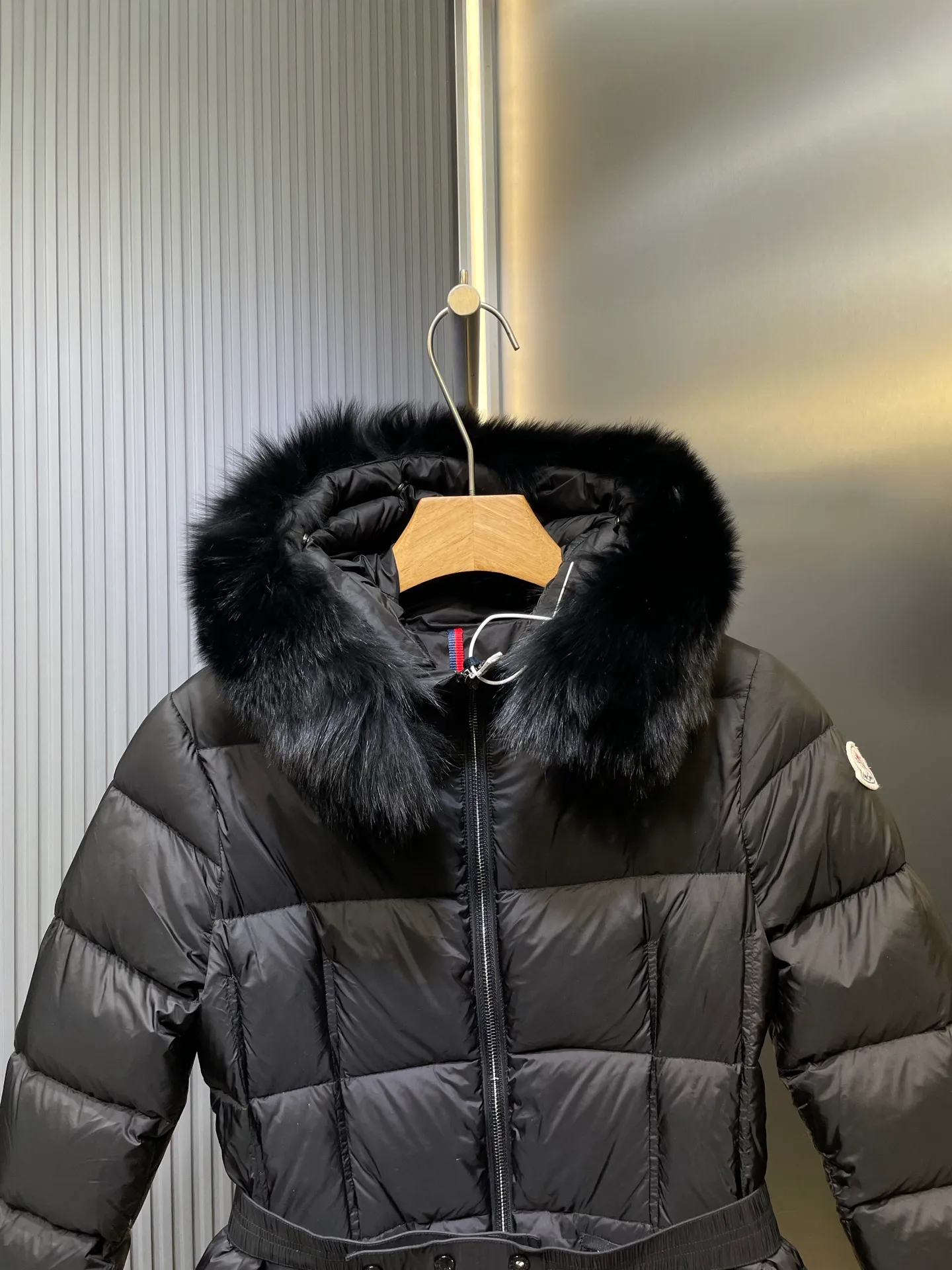 P1300 Long Moncler🌟Women's waist-cinching large fur collar long down jacket. Fashionable waist-cinching fur collar down jacket, designed with nylon Leger carved lines, down filling and iconic Boudin quil seams. Stretch straps at the waist give you a slim and feminine look. A zipper closure with dual zipper pulls and a removable frost fox edge on the hood let you customize the style to suit your climate and needs. The "paper down jacket" made by Heavy Industry will become a new member of the thin style in autumn and winter. The material has a glossy feel, is very light, and has a particularly delicate feel. Wearing it on the body feels lighter and warmer.  The fine and smooth craftsmanship ensures the silhouette of the clothes. The classic down hood and detachable fox fur collar are fluffy, soft and textured. You can intuitively feel its high quality with the naked eye. The fine and visible fur can easily create a small V-face.  The windproof pockets and back waistband design make the entire down jacket slimmer and more fashionable!          Color: Black Size: 1-4