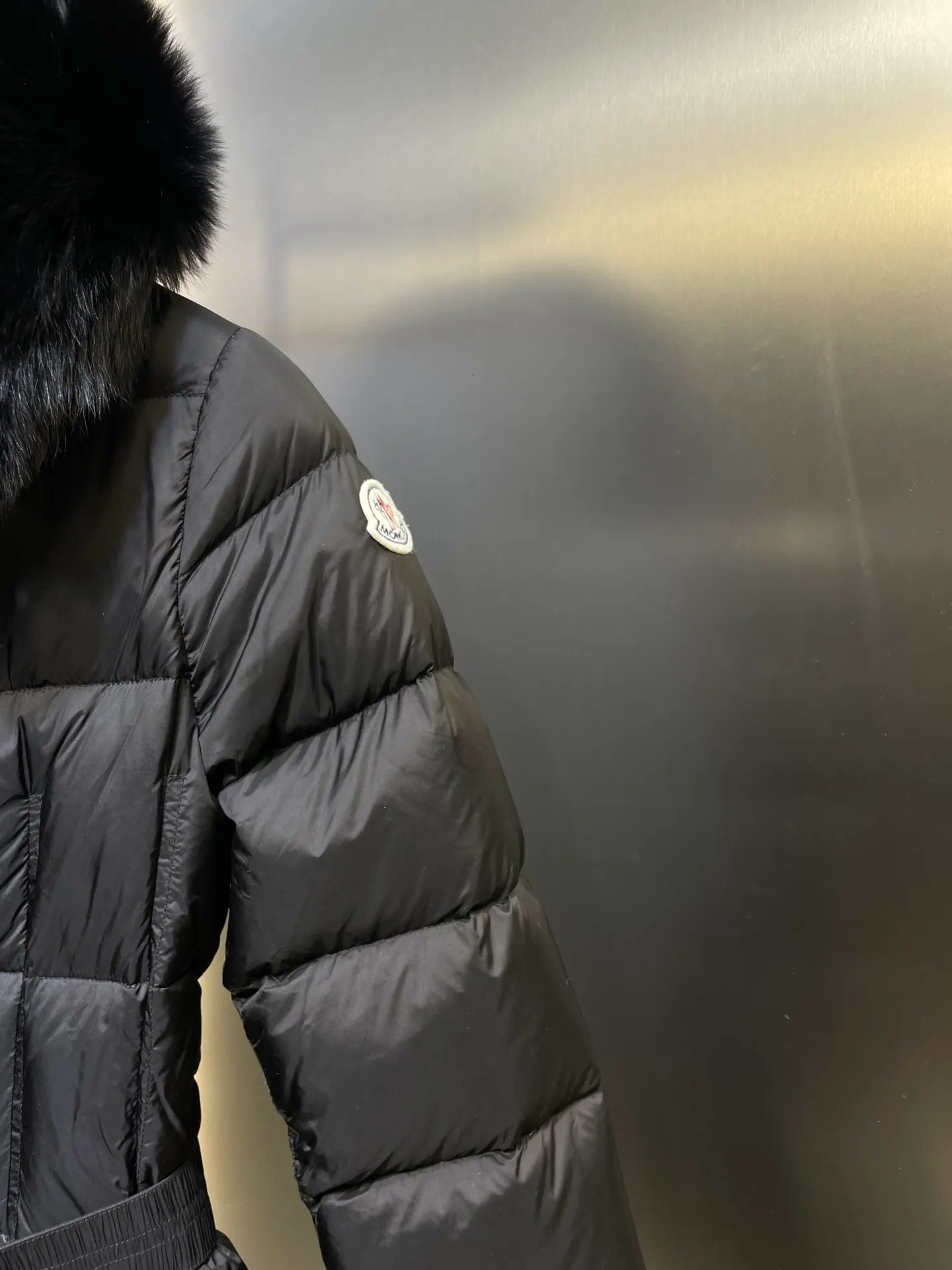 P1300 Long Moncler🌟Women's waist-cinching large fur collar long down jacket. Fashionable waist-cinching fur collar down jacket, designed with nylon Leger carved lines, down filling and iconic Boudin quil seams. Stretch straps at the waist give you a slim and feminine look. A zipper closure with dual zipper pulls and a removable frost fox edge on the hood let you customize the style to suit your climate and needs. The "paper down jacket" made by Heavy Industry will become a new member of the thin style in autumn and winter. The material has a glossy feel, is very light, and has a particularly delicate feel. Wearing it on the body feels lighter and warmer.  The fine and smooth craftsmanship ensures the silhouette of the clothes. The classic down hood and detachable fox fur collar are fluffy, soft and textured. You can intuitively feel its high quality with the naked eye. The fine and visible fur can easily create a small V-face.  The windproof pockets and back waistband design make the entire down jacket slimmer and more fashionable!          Color: Black Size: 1-4