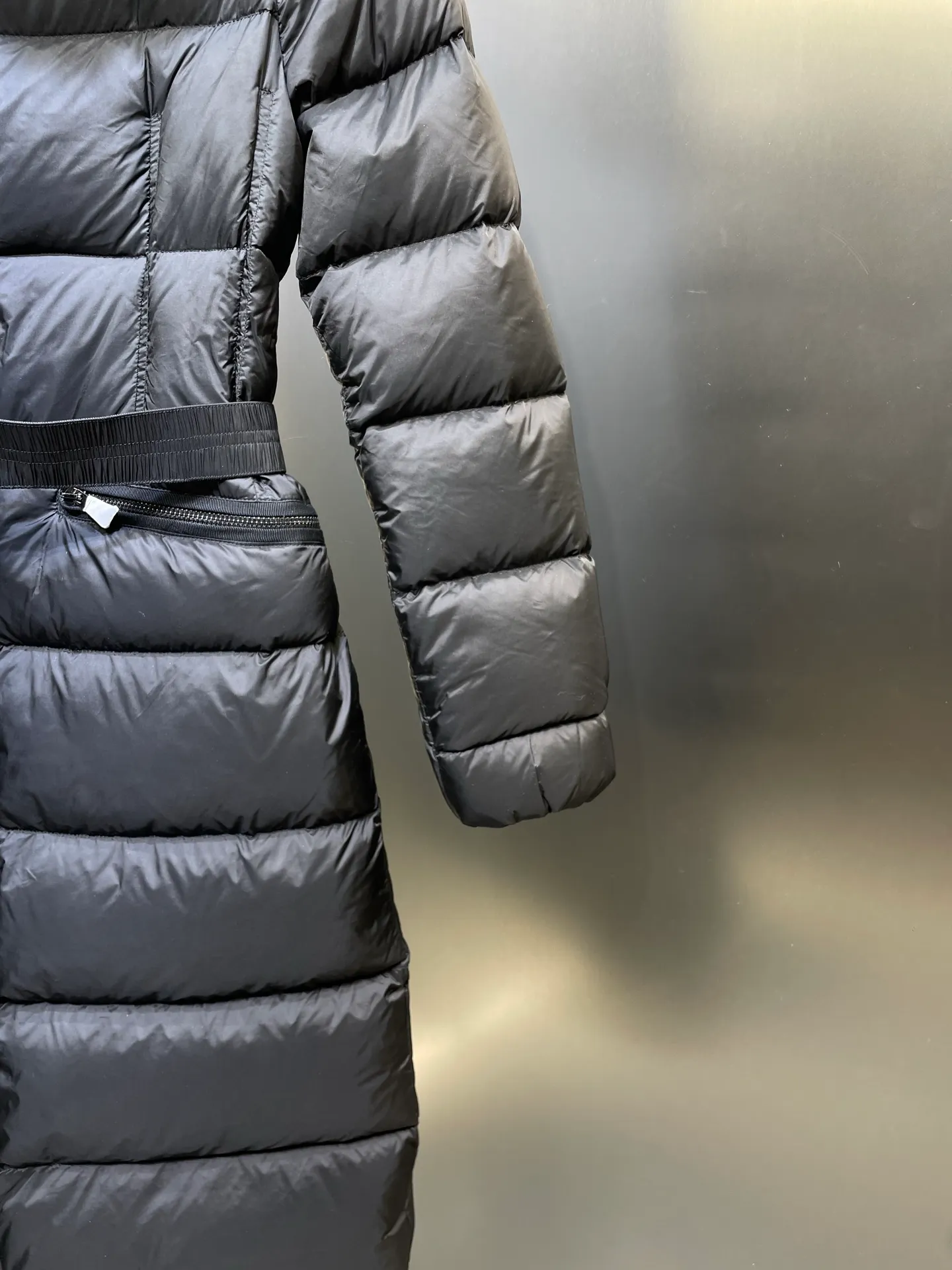 P1300 Long Moncler🌟Women's waist-cinching large fur collar long down jacket. Fashionable waist-cinching fur collar down jacket, designed with nylon Leger carved lines, down filling and iconic Boudin quil seams. Stretch straps at the waist give you a slim and feminine look. A zipper closure with dual zipper pulls and a removable frost fox edge on the hood let you customize the style to suit your climate and needs. The "paper down jacket" made by Heavy Industry will become a new member of the thin style in autumn and winter. The material has a glossy feel, is very light, and has a particularly delicate feel. Wearing it on the body feels lighter and warmer.  The fine and smooth craftsmanship ensures the silhouette of the clothes. The classic down hood and detachable fox fur collar are fluffy, soft and textured. You can intuitively feel its high quality with the naked eye. The fine and visible fur can easily create a small V-face.  The windproof pockets and back waistband design make the entire down jacket slimmer and more fashionable!          Color: Black Size: 1-4