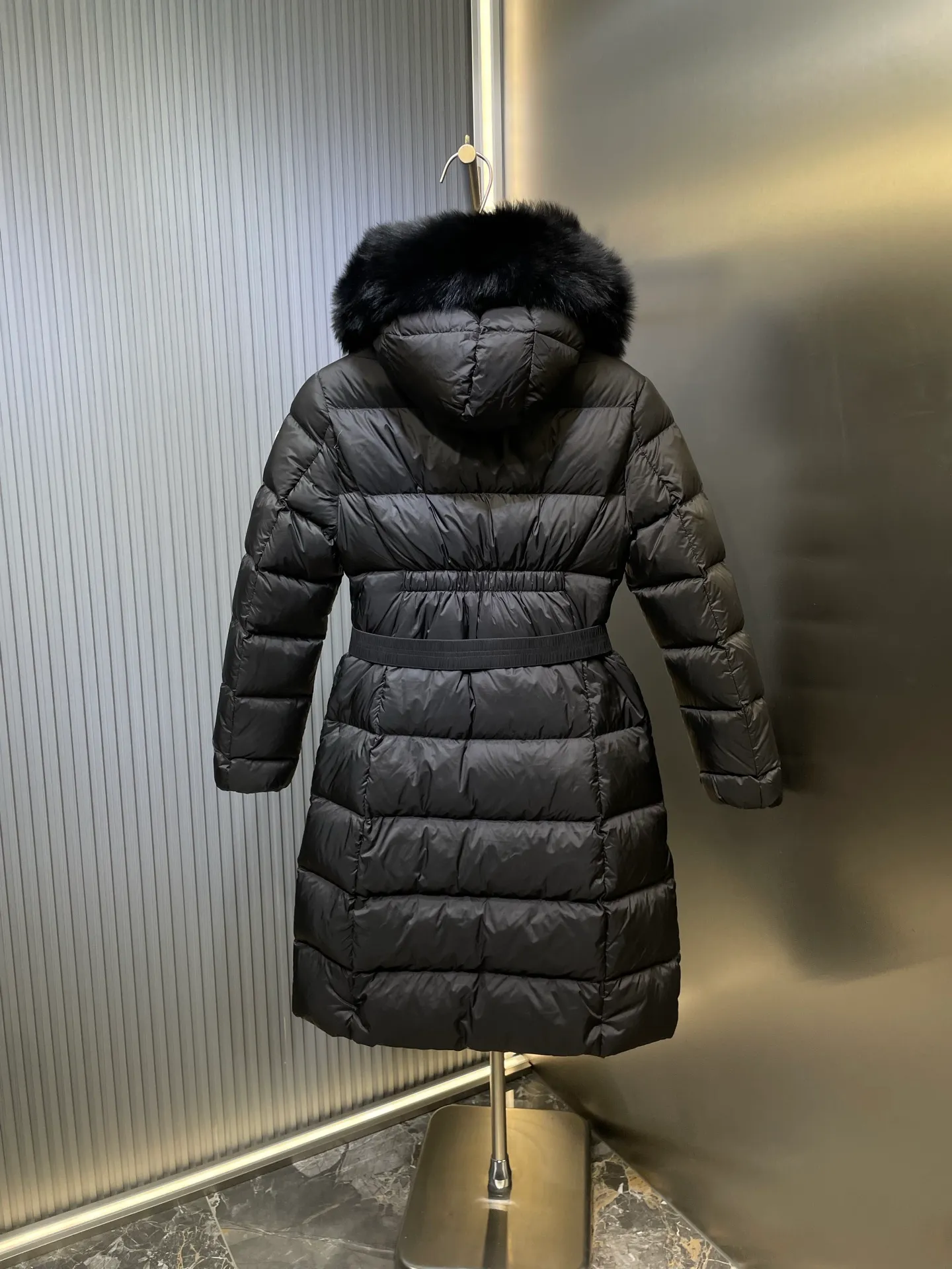 P1300 Long Moncler🌟Women's waist-cinching large fur collar long down jacket. Fashionable waist-cinching fur collar down jacket, designed with nylon Leger carved lines, down filling and iconic Boudin quil seams. Stretch straps at the waist give you a slim and feminine look. A zipper closure with dual zipper pulls and a removable frost fox edge on the hood let you customize the style to suit your climate and needs. The "paper down jacket" made by Heavy Industry will become a new member of the thin style in autumn and winter. The material has a glossy feel, is very light, and has a particularly delicate feel. Wearing it on the body feels lighter and warmer.  The fine and smooth craftsmanship ensures the silhouette of the clothes. The classic down hood and detachable fox fur collar are fluffy, soft and textured. You can intuitively feel its high quality with the naked eye. The fine and visible fur can easily create a small V-face.  The windproof pockets and back waistband design make the entire down jacket slimmer and more fashionable!          Color: Black Size: 1-4