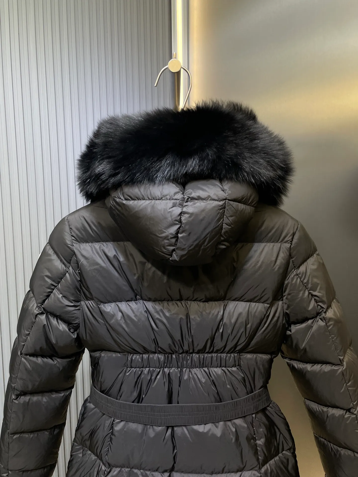 P1300 Long Moncler🌟Women's waist-cinching large fur collar long down jacket. Fashionable waist-cinching fur collar down jacket, designed with nylon Leger carved lines, down filling and iconic Boudin quil seams. Stretch straps at the waist give you a slim and feminine look. A zipper closure with dual zipper pulls and a removable frost fox edge on the hood let you customize the style to suit your climate and needs. The "paper down jacket" made by Heavy Industry will become a new member of the thin style in autumn and winter. The material has a glossy feel, is very light, and has a particularly delicate feel. Wearing it on the body feels lighter and warmer.  The fine and smooth craftsmanship ensures the silhouette of the clothes. The classic down hood and detachable fox fur collar are fluffy, soft and textured. You can intuitively feel its high quality with the naked eye. The fine and visible fur can easily create a small V-face.  The windproof pockets and back waistband design make the entire down jacket slimmer and more fashionable!          Color: Black Size: 1-4