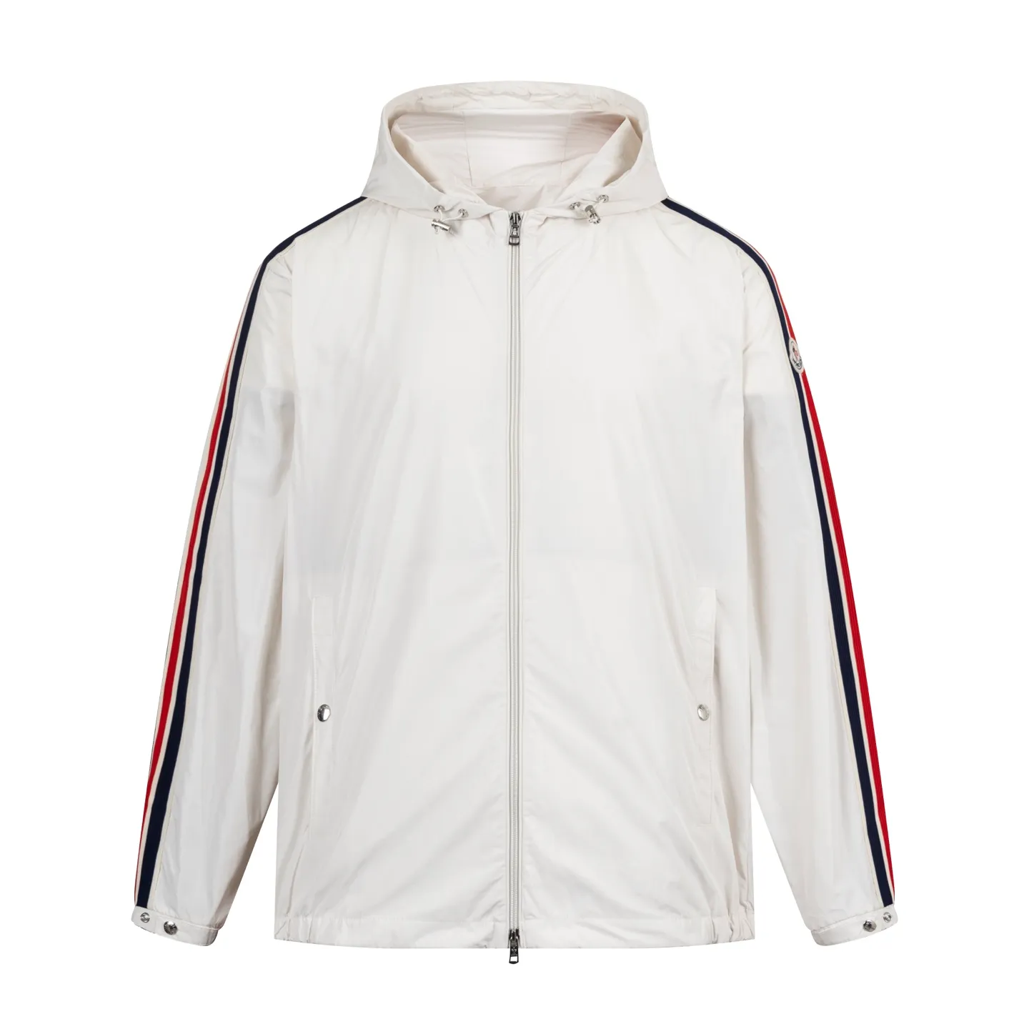 P550 Exclusive supply] Moncler Webbing Armband Lightweight Jacket (off-white) The fabric is made of 100% polyester fiber to create a tough protective outer layer. It is known for its excellent tear resistance and wear resistance. It can quickly return to flatness during wearing and maintain the crisp and stylish appearance of the clothing for a long time. At the same time, it is not easy to deform after being washed for a long time. Decorative edging in two different colors has been added to the center section of the sleeves. This design element not only adds visual highlights to the clothing, making it more fashionable and unique, the webbing is precisely positioned along the specified contours from the cuffs to the seam of the collar to ensure symmetry and overall smoothness. Before actual sewing, use very fine basting stitches for pre-fixing. This step is crucial to prevent the webbing from slipping, twisting, or wrinkling during sewing and ensuring that the final stitch is straight and perfect. Size:1/2/3/4
