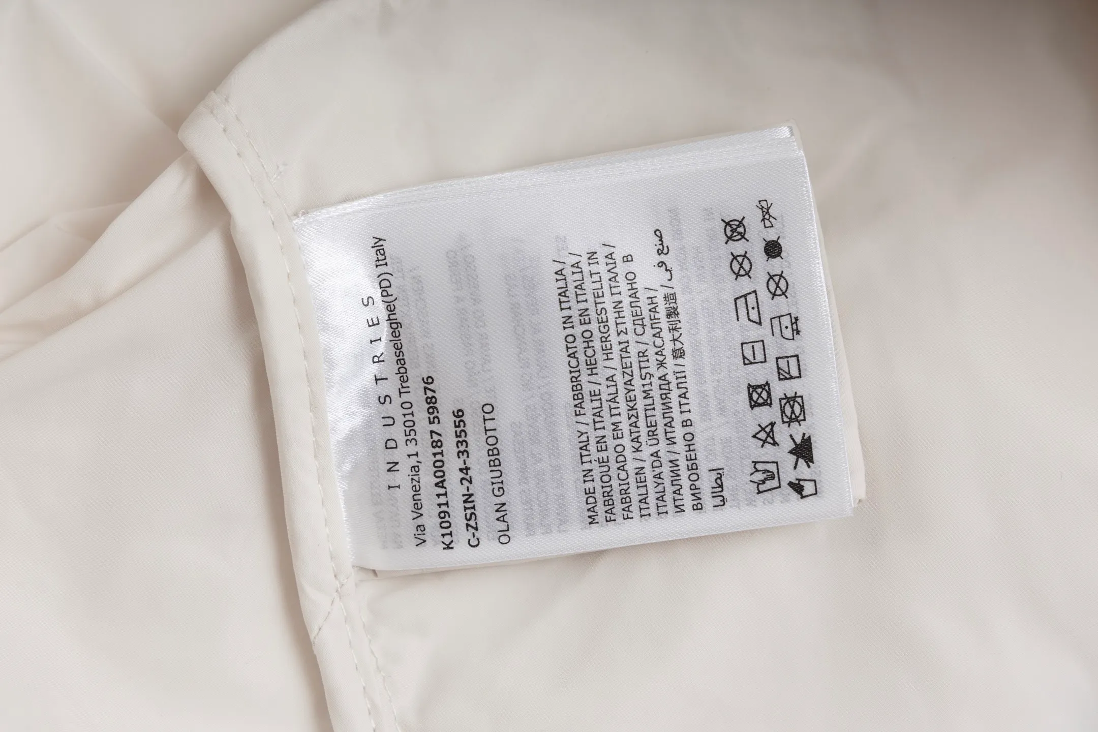 P550 Exclusive supply] Moncler Webbing Armband Lightweight Jacket (off-white) The fabric is made of 100% polyester fiber to create a tough protective outer layer. It is known for its excellent tear resistance and wear resistance. It can quickly return to flatness during wearing and maintain the crisp and stylish appearance of the clothing for a long time. At the same time, it is not easy to deform after being washed for a long time. Decorative edging in two different colors has been added to the center section of the sleeves. This design element not only adds visual highlights to the clothing, making it more fashionable and unique, the webbing is precisely positioned along the specified contours from the cuffs to the seam of the collar to ensure symmetry and overall smoothness. Before actual sewing, use very fine basting stitches for pre-fixing. This step is crucial to prevent the webbing from slipping, twisting, or wrinkling during sewing and ensuring that the final stitch is straight and perfect. Size:1/2/3/4