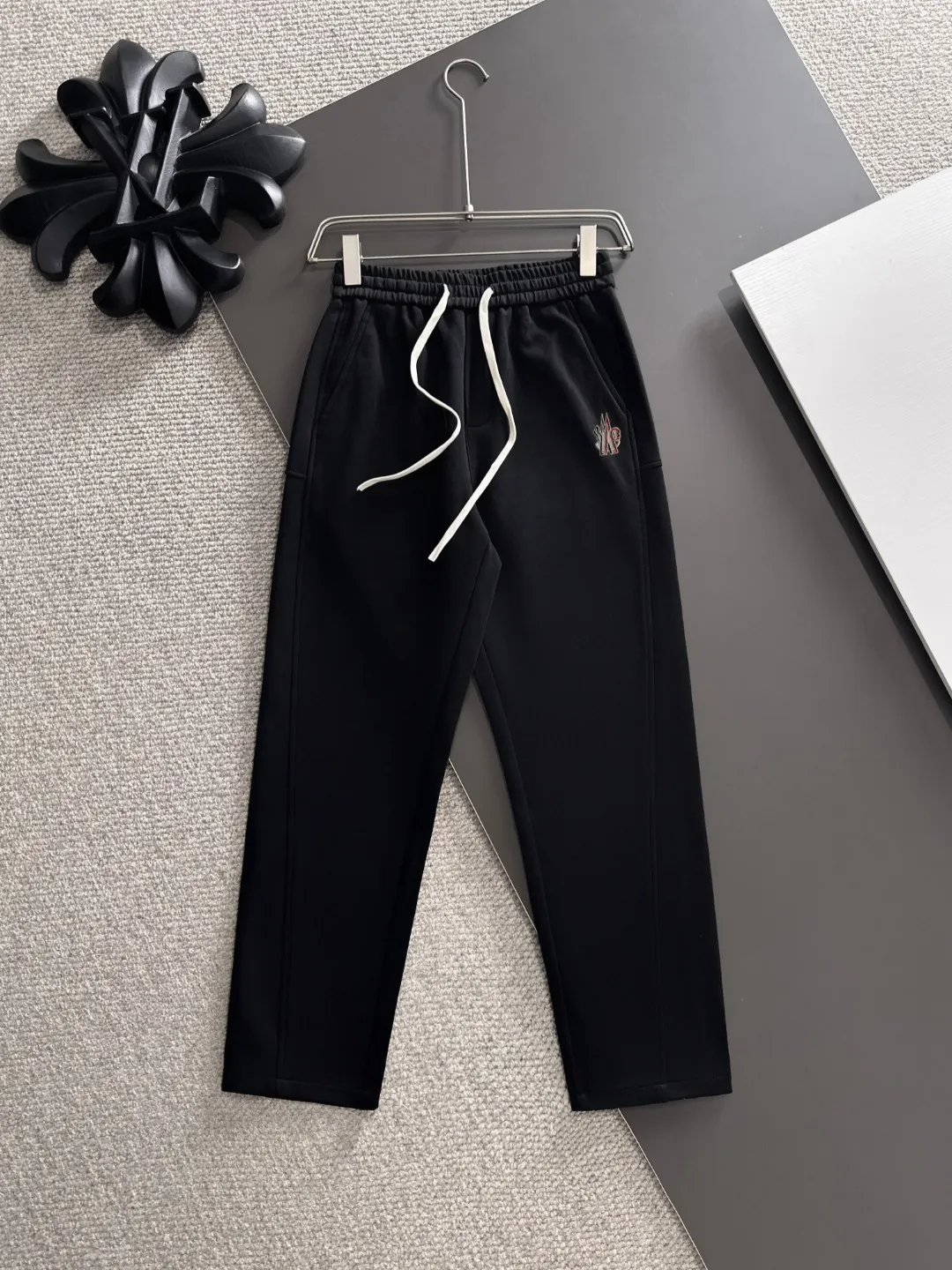 Shipped in 2-3 days P360 MONCLER/Mongolian Exclusive first release of 25ss autumn and winter new high-quality trousers Compare real-life details at will A perfect choice for autumn and winter. A must-have item. Sizes: M to 4XL (please state your height and weight when placing an order)