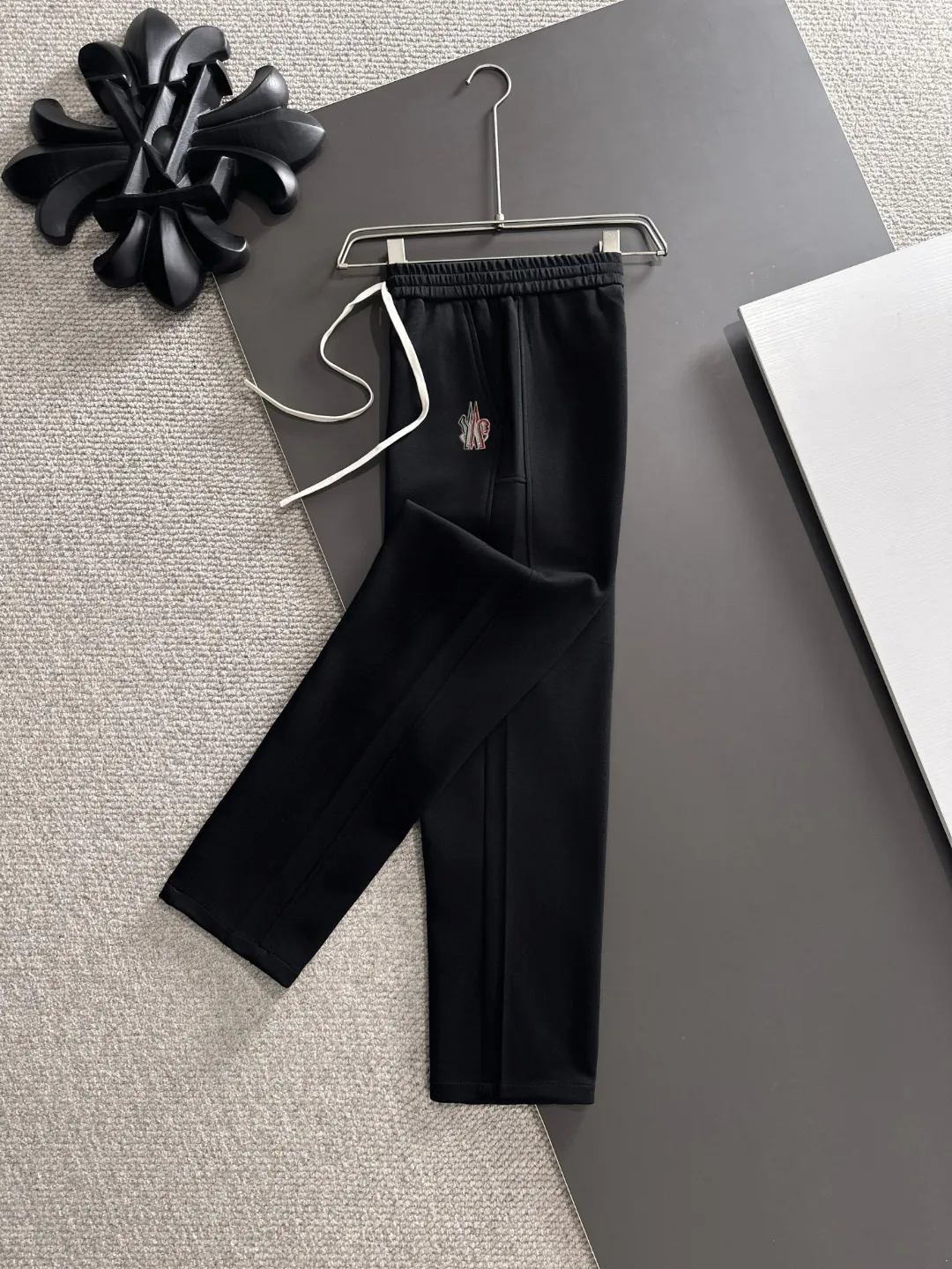 Shipped in 2-3 days P360 MONCLER/Mongolian Exclusive first release of 25ss autumn and winter new high-quality trousers Compare real-life details at will A perfect choice for autumn and winter. A must-have item. Sizes: M to 4XL (please state your height and weight when placing an order)