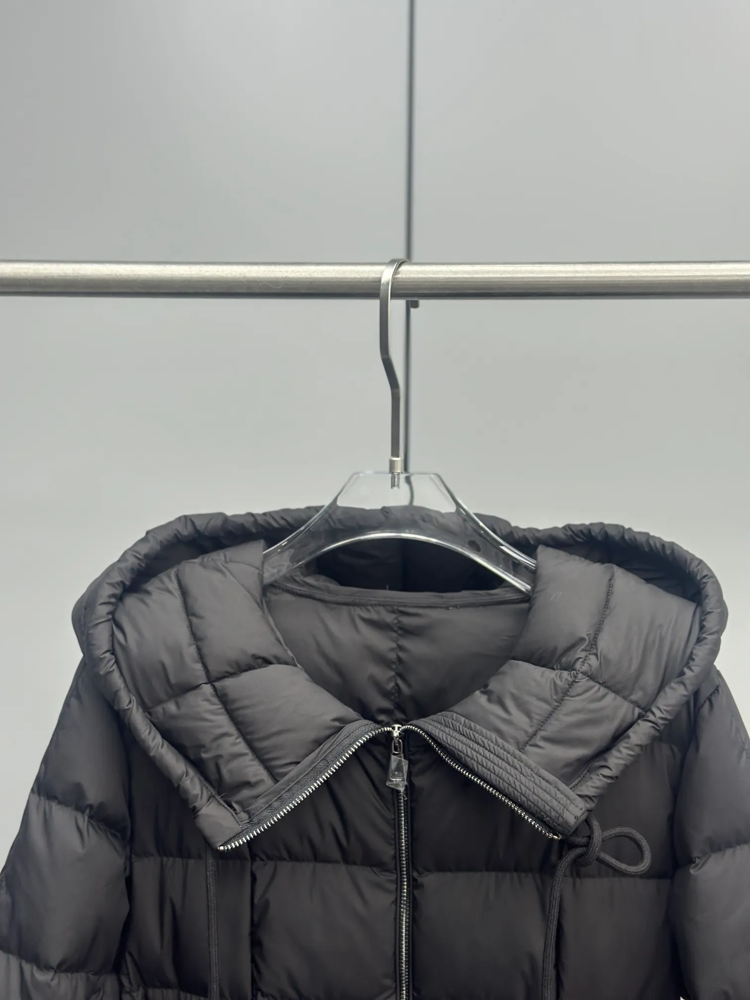 P980 25🆕Moncler new winter product Faucon long women's tag barcode model number corresponds to the official website, the tag has built-in NFC inductor anti-counterfeiting, this filling technology is in the skirt, super velvet one) hot style that the escaped princess must buy Faucon women's long down interprets classic items in new proportions, showing impeccable fashion style. Product Details Faucon long down is made of polyester fiber fabric and has a slim, wide silhouette with a nipped-in waist. The Longue saison lining is lightweight and the three-dimensional hood adds a finishing touch to the style. Made of polyester fabric Color: Black Size: 0-1-2-3