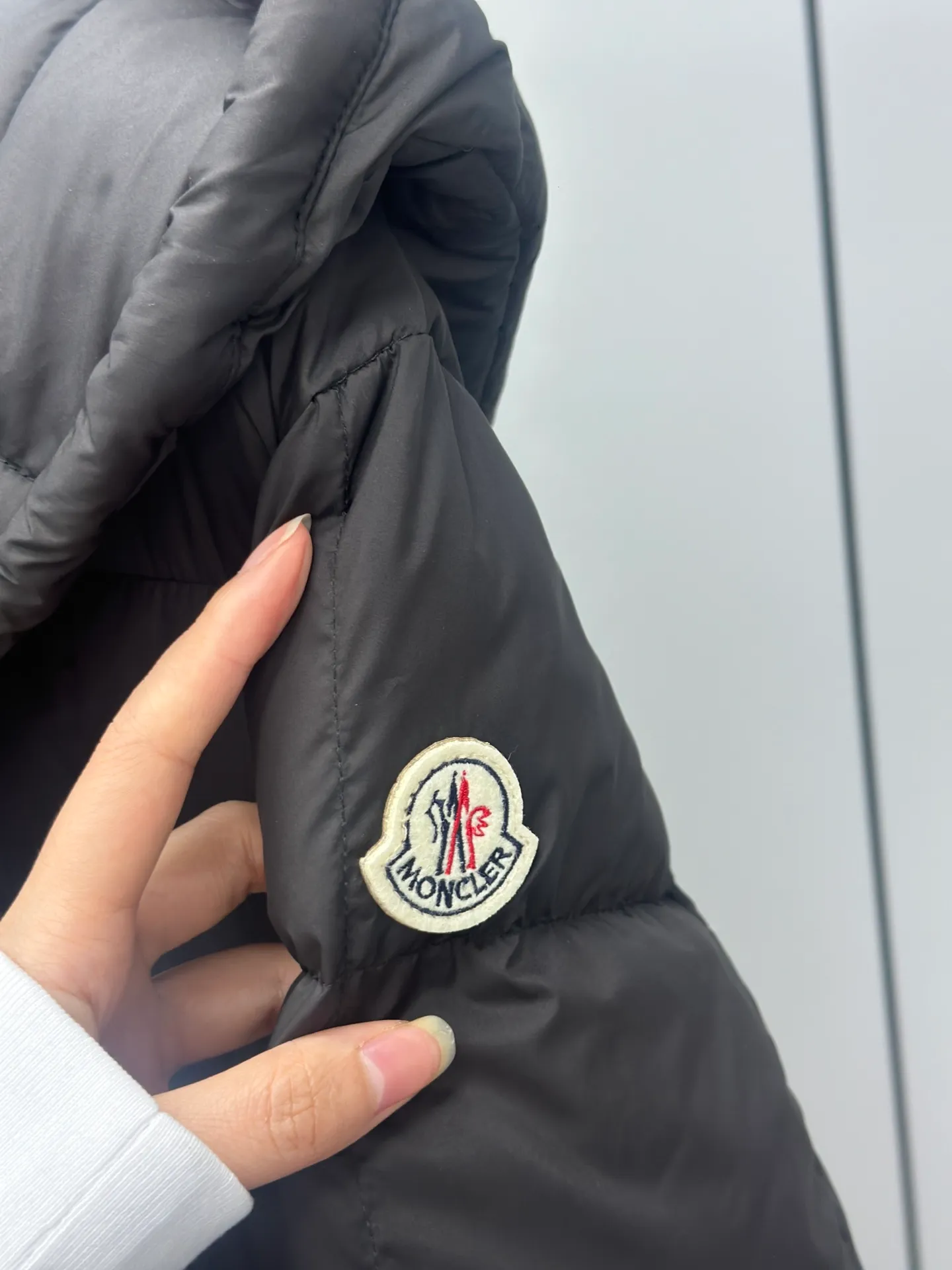 P980 25🆕Moncler new winter product Faucon long women's tag barcode model number corresponds to the official website, the tag has built-in NFC inductor anti-counterfeiting, this filling technology is in the skirt, super velvet one) hot style that the escaped princess must buy Faucon women's long down interprets classic items in new proportions, showing impeccable fashion style. Product Details Faucon long down is made of polyester fiber fabric and has a slim, wide silhouette with a nipped-in waist. The Longue saison lining is lightweight and the three-dimensional hood adds a finishing touch to the style. Made of polyester fabric Color: Black Size: 0-1-2-3