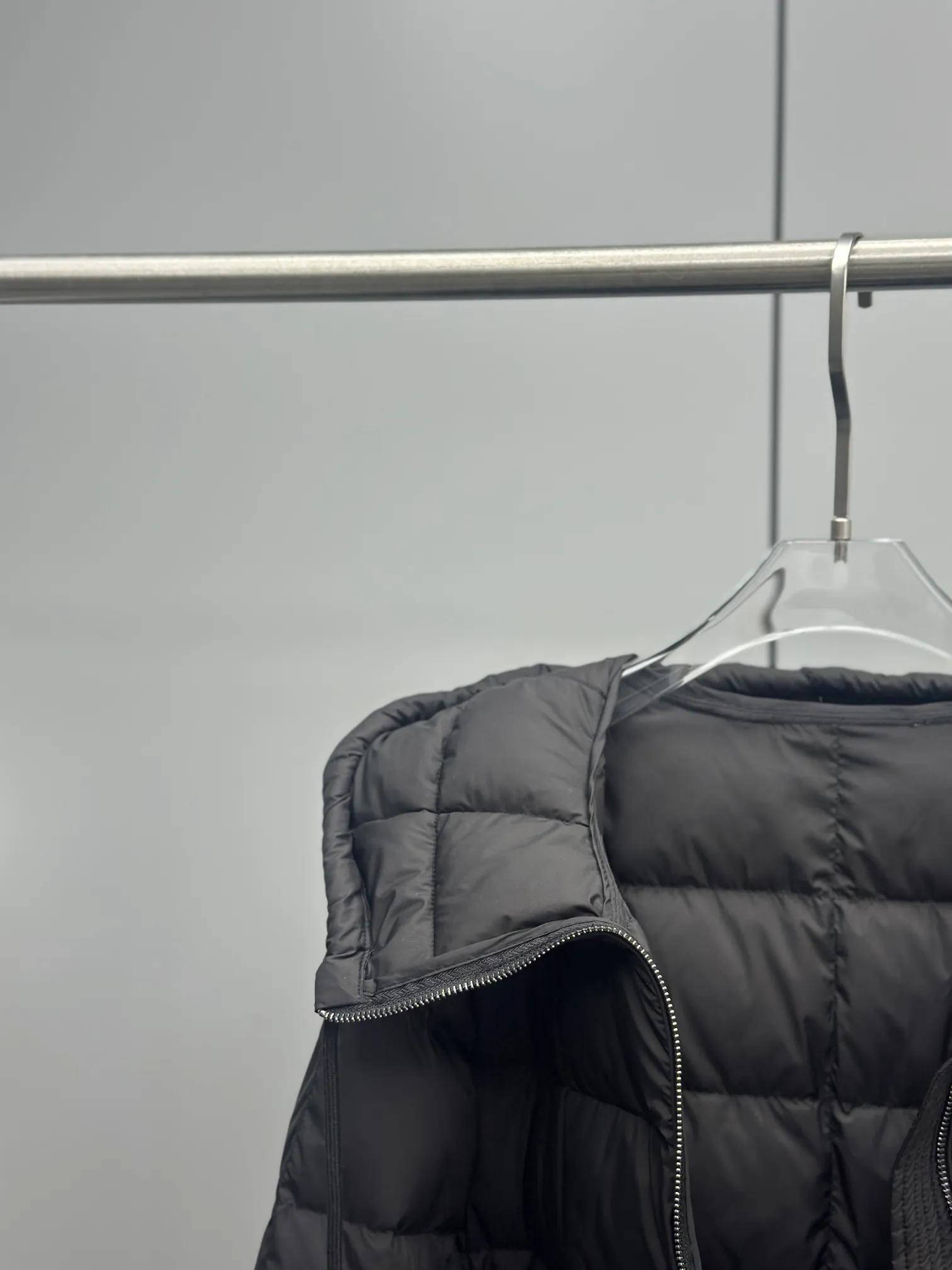 P980 25🆕Moncler new winter product Faucon long women's tag barcode model number corresponds to the official website, the tag has built-in NFC inductor anti-counterfeiting, this filling technology is in the skirt, super velvet one) hot style that the escaped princess must buy Faucon women's long down interprets classic items in new proportions, showing impeccable fashion style. Product Details Faucon long down is made of polyester fiber fabric and has a slim, wide silhouette with a nipped-in waist. The Longue saison lining is lightweight and the three-dimensional hood adds a finishing touch to the style. Made of polyester fabric Color: Black Size: 0-1-2-3
