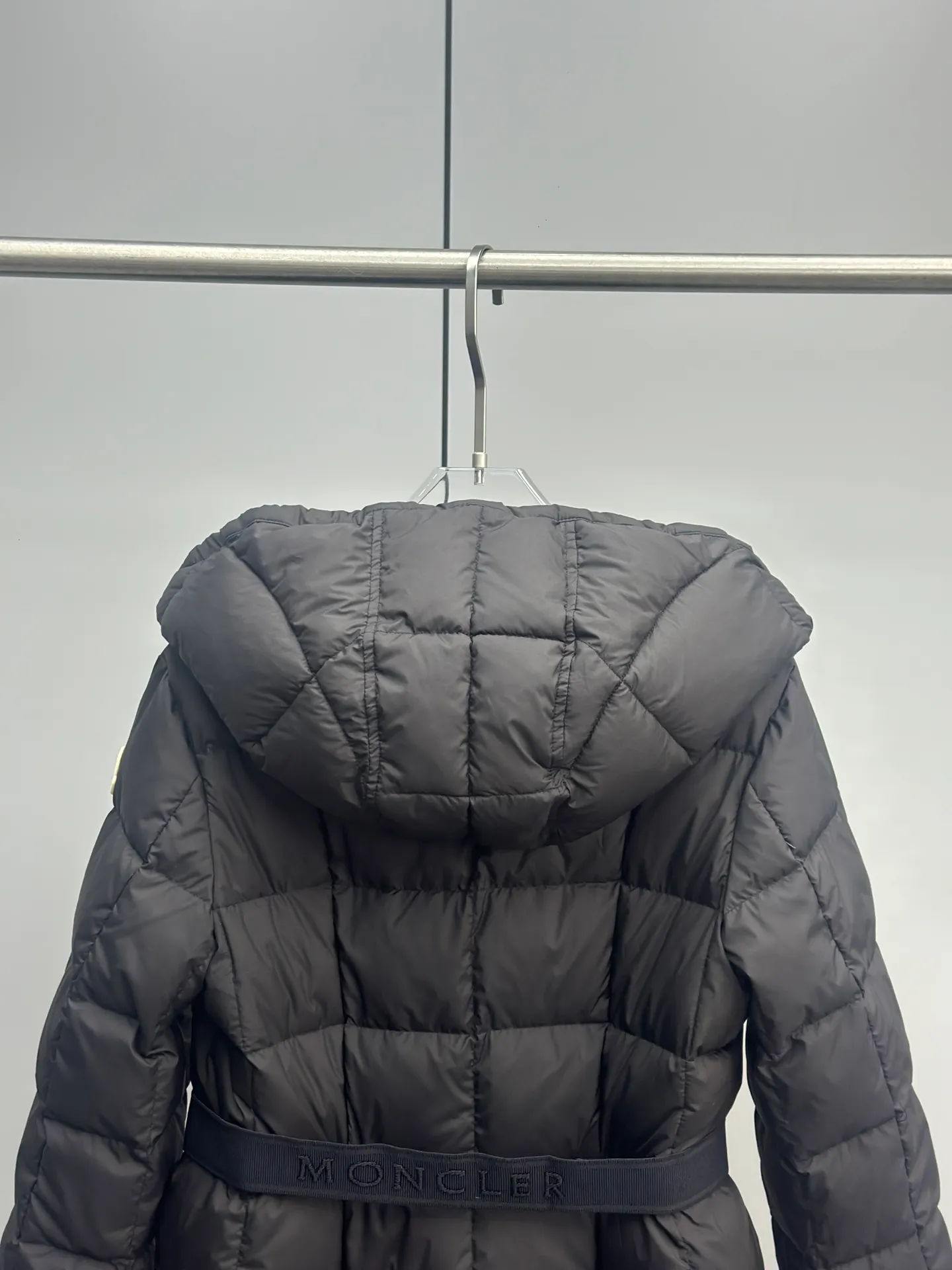 P980 25🆕Moncler new winter product Faucon long women's tag barcode model number corresponds to the official website, the tag has built-in NFC inductor anti-counterfeiting, this filling technology is in the skirt, super velvet one) hot style that the escaped princess must buy Faucon women's long down interprets classic items in new proportions, showing impeccable fashion style. Product Details Faucon long down is made of polyester fiber fabric and has a slim, wide silhouette with a nipped-in waist. The Longue saison lining is lightweight and the three-dimensional hood adds a finishing touch to the style. Made of polyester fabric Color: Black Size: 0-1-2-3