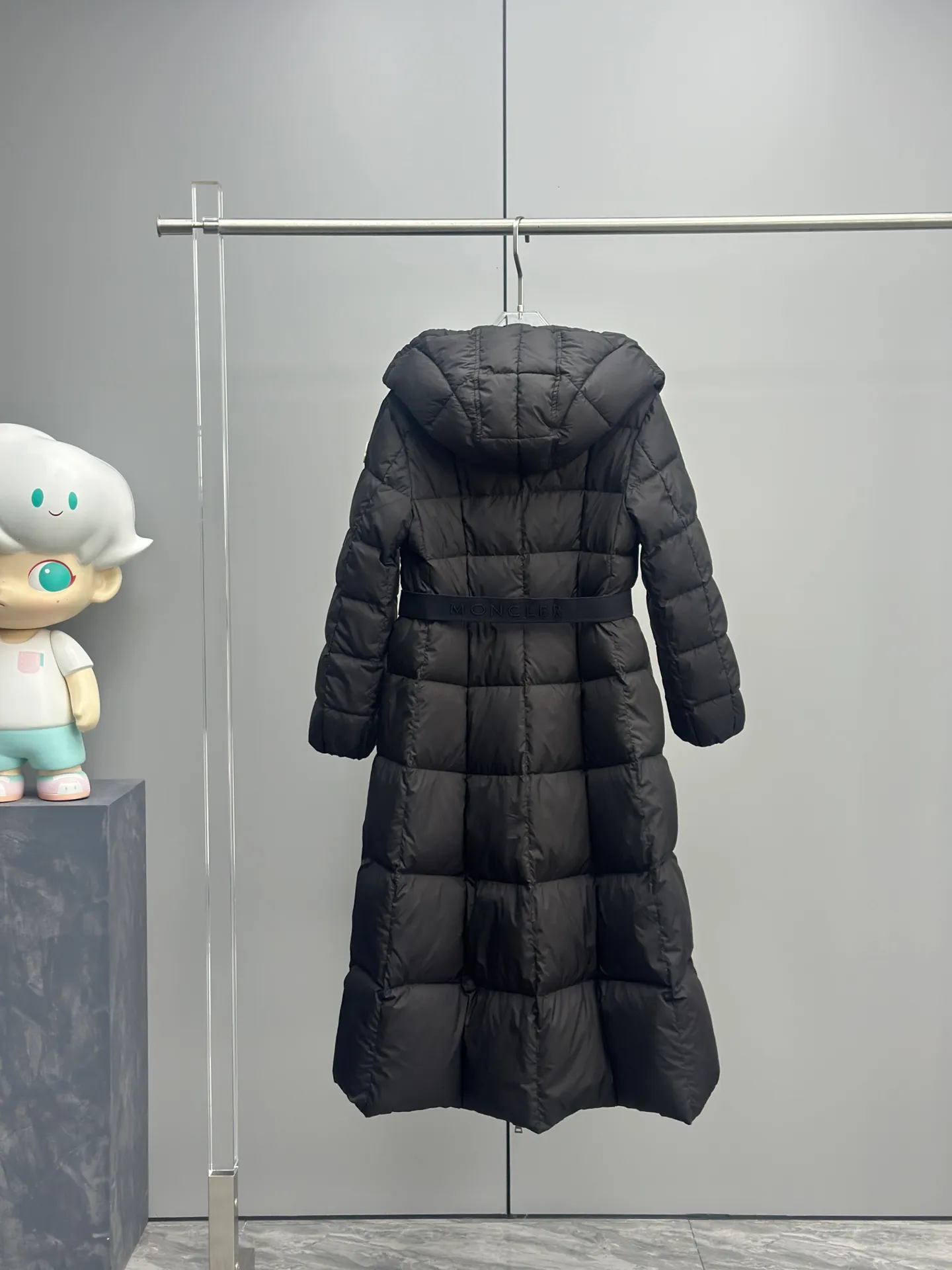 P980 25🆕Moncler new winter product Faucon long women's tag barcode model number corresponds to the official website, the tag has built-in NFC inductor anti-counterfeiting, this filling technology is in the skirt, super velvet one) hot style that the escaped princess must buy Faucon women's long down interprets classic items in new proportions, showing impeccable fashion style. Product Details Faucon long down is made of polyester fiber fabric and has a slim, wide silhouette with a nipped-in waist. The Longue saison lining is lightweight and the three-dimensional hood adds a finishing touch to the style. Made of polyester fabric Color: Black Size: 0-1-2-3