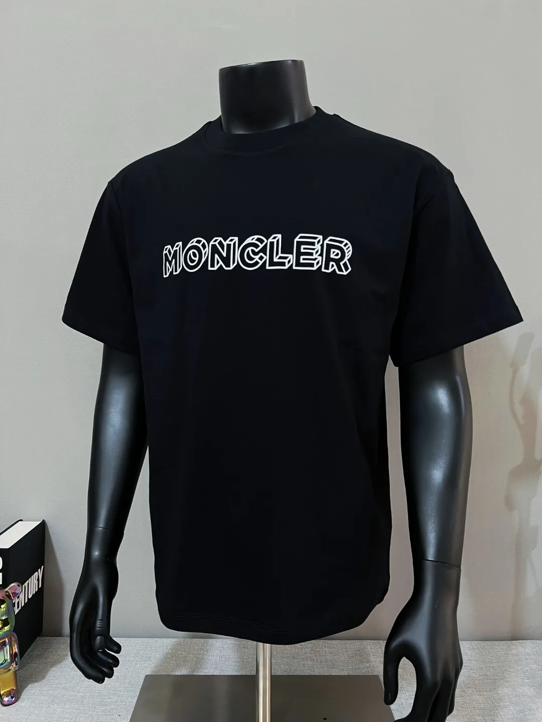 P150 new version of the MONCLER, available for both official and official customers; 3D visual letter printed sleeves on short sleeves, details matched to the official version, strictly controlled logo size , standard size, stitching details are in sync with the official version; Made of 240g double yarn 100% cotton fabric, imported woven thread, collar bone is not easy to deform, factory high temperature washing process, the fabric is soft and breathable, does not shrink, NCF washing mark identification, details are in place and the upper body is good-looking, European size version, loose and suitable, color: black, white, size XS-L