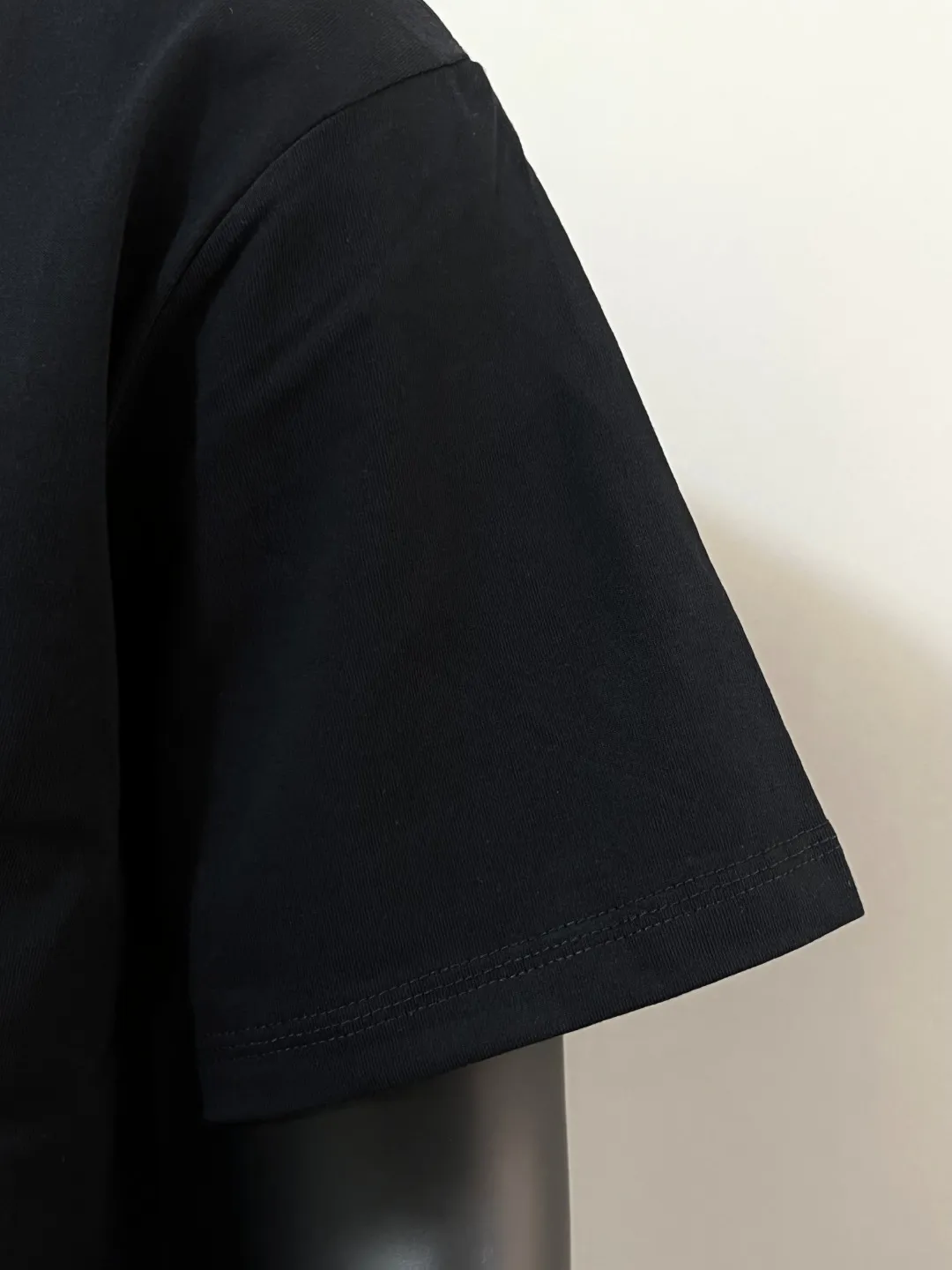 P150 new version of the MONCLER, available for both official and official customers; 3D visual letter printed sleeves on short sleeves, details matched to the official version, strictly controlled logo size , standard size, stitching details are in sync with the official version; Made of 240g double yarn 100% cotton fabric, imported woven thread, collar bone is not easy to deform, factory high temperature washing process, the fabric is soft and breathable, does not shrink, NCF washing mark identification, details are in place and the upper body is good-looking, European size version, loose and suitable, color: black, white, size XS-L
