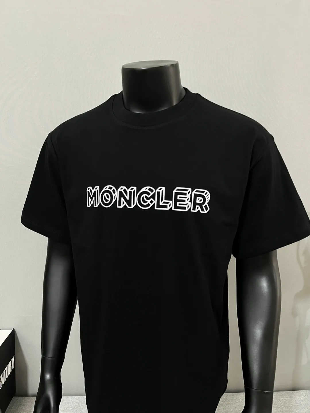 P150 new version of the MONCLER, available for both official and official customers; 3D visual letter printed sleeves on short sleeves, details matched to the official version, strictly controlled logo size , standard size, stitching details are in sync with the official version; Made of 240g double yarn 100% cotton fabric, imported woven thread, collar bone is not easy to deform, factory high temperature washing process, the fabric is soft and breathable, does not shrink, NCF washing mark identification, details are in place and the upper body is good-looking, European size version, loose and suitable, color: black, white, size XS-L
