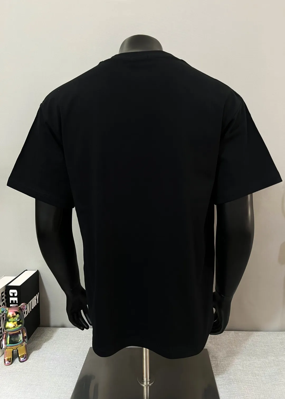 P150 new version of the MONCLER, available for both official and official customers; 3D visual letter printed sleeves on short sleeves, details matched to the official version, strictly controlled logo size , standard size, stitching details are in sync with the official version; Made of 240g double yarn 100% cotton fabric, imported woven thread, collar bone is not easy to deform, factory high temperature washing process, the fabric is soft and breathable, does not shrink, NCF washing mark identification, details are in place and the upper body is good-looking, European size version, loose and suitable, color: black, white, size XS-L
