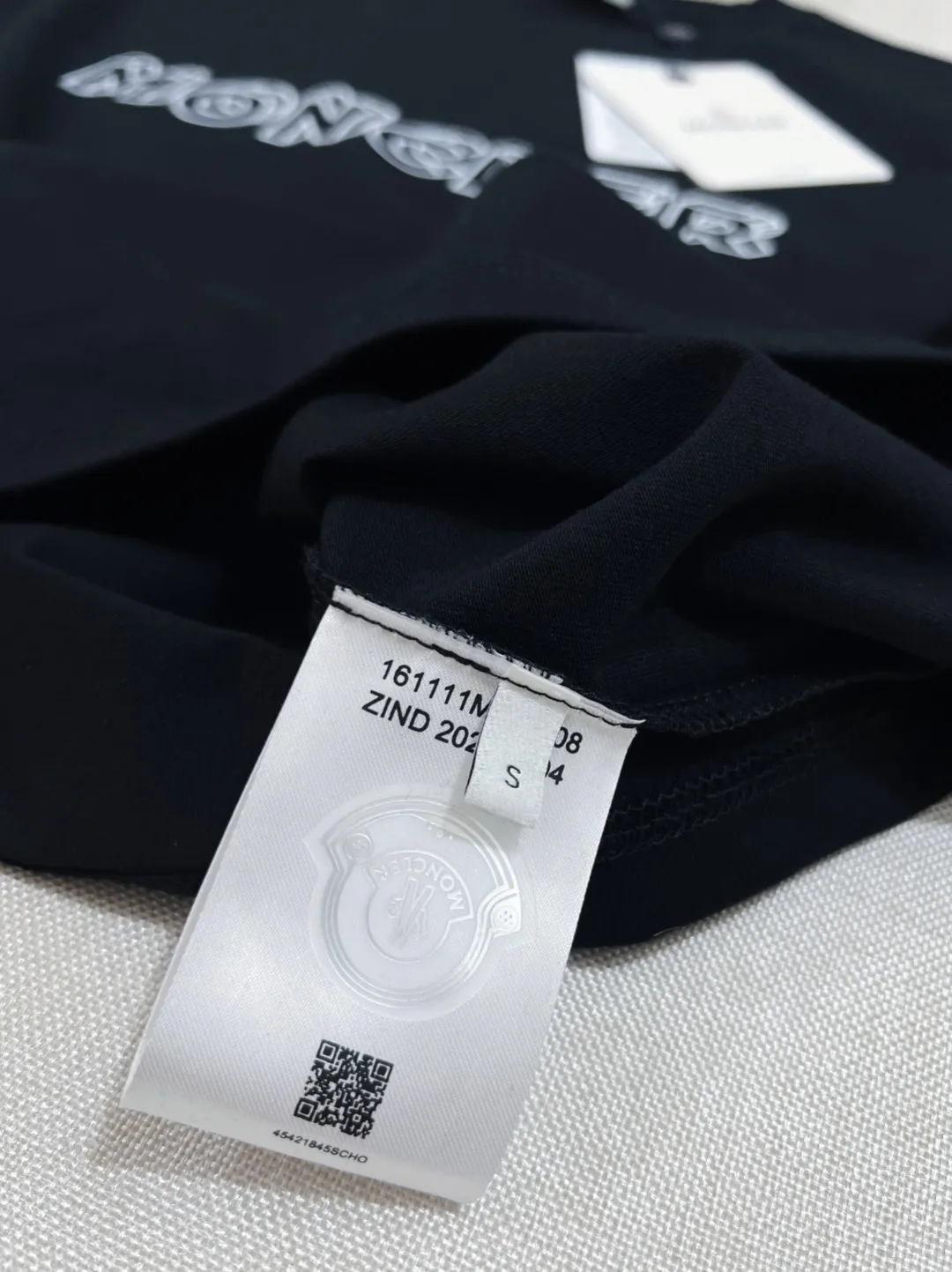 P150 new version of the MONCLER, available for both official and official customers; 3D visual letter printed sleeves on short sleeves, details matched to the official version, strictly controlled logo size , standard size, stitching details are in sync with the official version; Made of 240g double yarn 100% cotton fabric, imported woven thread, collar bone is not easy to deform, factory high temperature washing process, the fabric is soft and breathable, does not shrink, NCF washing mark identification, details are in place and the upper body is good-looking, European size version, loose and suitable, color: black, white, size XS-L