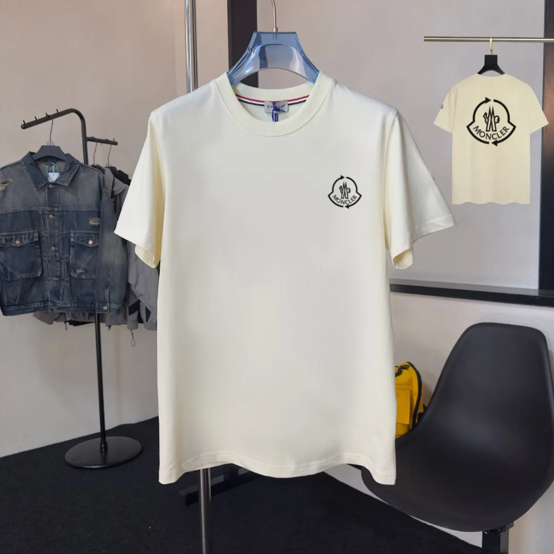 P140 Upgraded version "Mobile phone smart sensor ~ NFC chip armband ~ Direct access to the official website for anti-counterfeiting" "Moncler ~ Mouth Mouth" 2025 new high-quality round neck short-sleeved T-shirt. The cuffs have imported embroidered labels. Customized dyeing, very comfortable to touch. Super versatile and good-looking short-sleeved. Complete with three labels. Non-market ordinary version. Feel free to compare. Quality is absolutely guaranteed! ‼ First of all, this original fabric is all custom-woven with 32-count double yarn fabric, 250G, and the weight is the same‼ Fine workmanship, double waistcoat method, double waistcoat method, double waistcoat method makes the whole dress more three-dimensional, which is not a craft that ordinary T-shirts can achieve🤪 Size: S-M-L-XL-2XL Color: black, white, apricot, same style for men and women