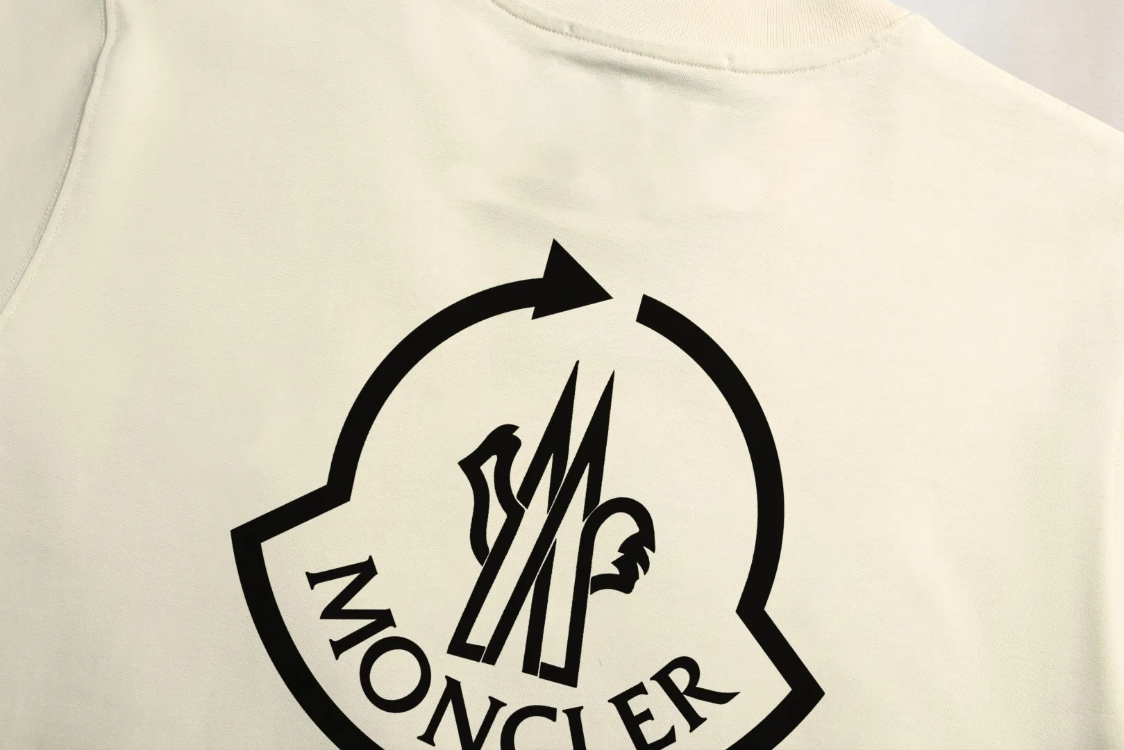P140 Upgraded version "Mobile phone smart sensor ~ NFC chip armband ~ Direct access to the official website for anti-counterfeiting" "Moncler ~ Mouth Mouth" 2025 new high-quality round neck short-sleeved T-shirt. The cuffs have imported embroidered labels. Customized dyeing, very comfortable to touch. Super versatile and good-looking short-sleeved. Complete with three labels. Non-market ordinary version. Feel free to compare. Quality is absolutely guaranteed! ‼ First of all, this original fabric is all custom-woven with 32-count double yarn fabric, 250G, and the weight is the same‼ Fine workmanship, double waistcoat method, double waistcoat method, double waistcoat method makes the whole dress more three-dimensional, which is not a craft that ordinary T-shirts can achieve🤪 Size: S-M-L-XL-2XL Color: black, white, apricot, same style for men and women