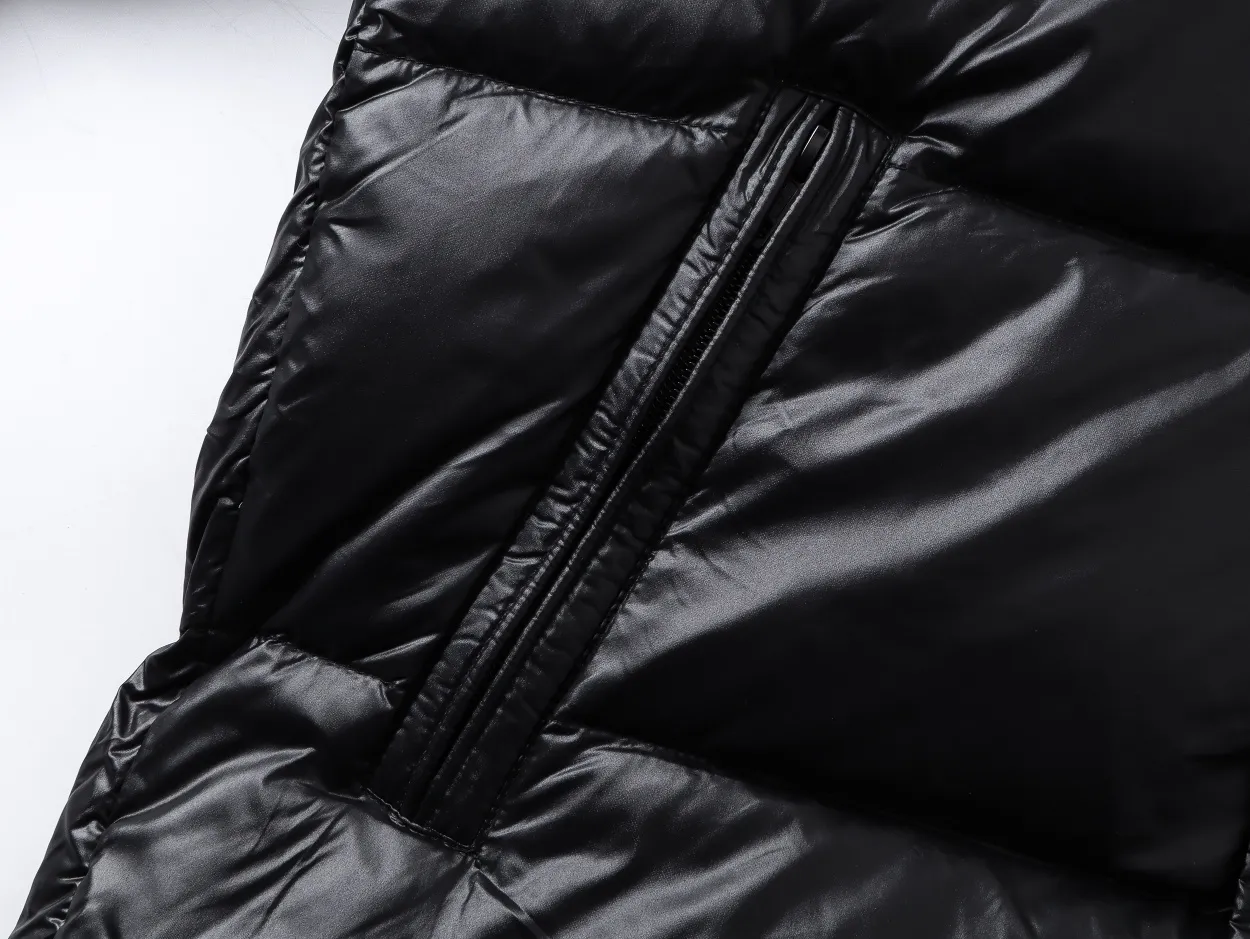 P800 top version】Details of large quantities of goods MONCLER/Meng Mou 1952 Green Fat Man Long Sleeve Down Jacket Mouth DERVOX limited color matching 1952 joint model. Can be made as a couple version. The style adopts pop colors and is decorated with eye-catching logo patches. It has achieved a series of misunderstandings such as the original NFC inductive anti-counterfeiting chip, the national standard 95% pure white duck down, the exclusive use of top-grade down on the market, and never fake goose down. Perfect filling using direct velvet filling technology, the fluffy texture is very good. The lightness, warmth and cold protection ability are improved to the maximum. The original processing factory produces electroplated hardware, all customized by the original factory, and not all types of replicas on the market. Style number: 5604# Color: black Code number: 1.2.3.4.5