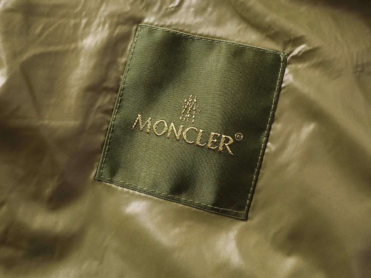P800 top version】Details of large quantities of goods MONCLER/Meng Mou 1952 Green Fat Man Long Sleeve Down Jacket Mouth DERVOX limited color matching 1952 joint model. Can be made as a couple version. The style adopts pop colors and is decorated with eye-catching logo patches. It has achieved a series of misunderstandings such as the original NFC inductive anti-counterfeiting chip, the national standard 95% pure white duck down, the exclusive use of top-grade down on the market, and never fake goose down. Perfect filling using direct velvet filling technology, the fluffy texture is very good. The lightness, warmth and cold protection ability are improved to the maximum. The original processing factory produces electroplated hardware, all customized by the original factory, and not all types of replicas on the market. Style number: 5604# Color: black Code number: 1.2.3.4.5