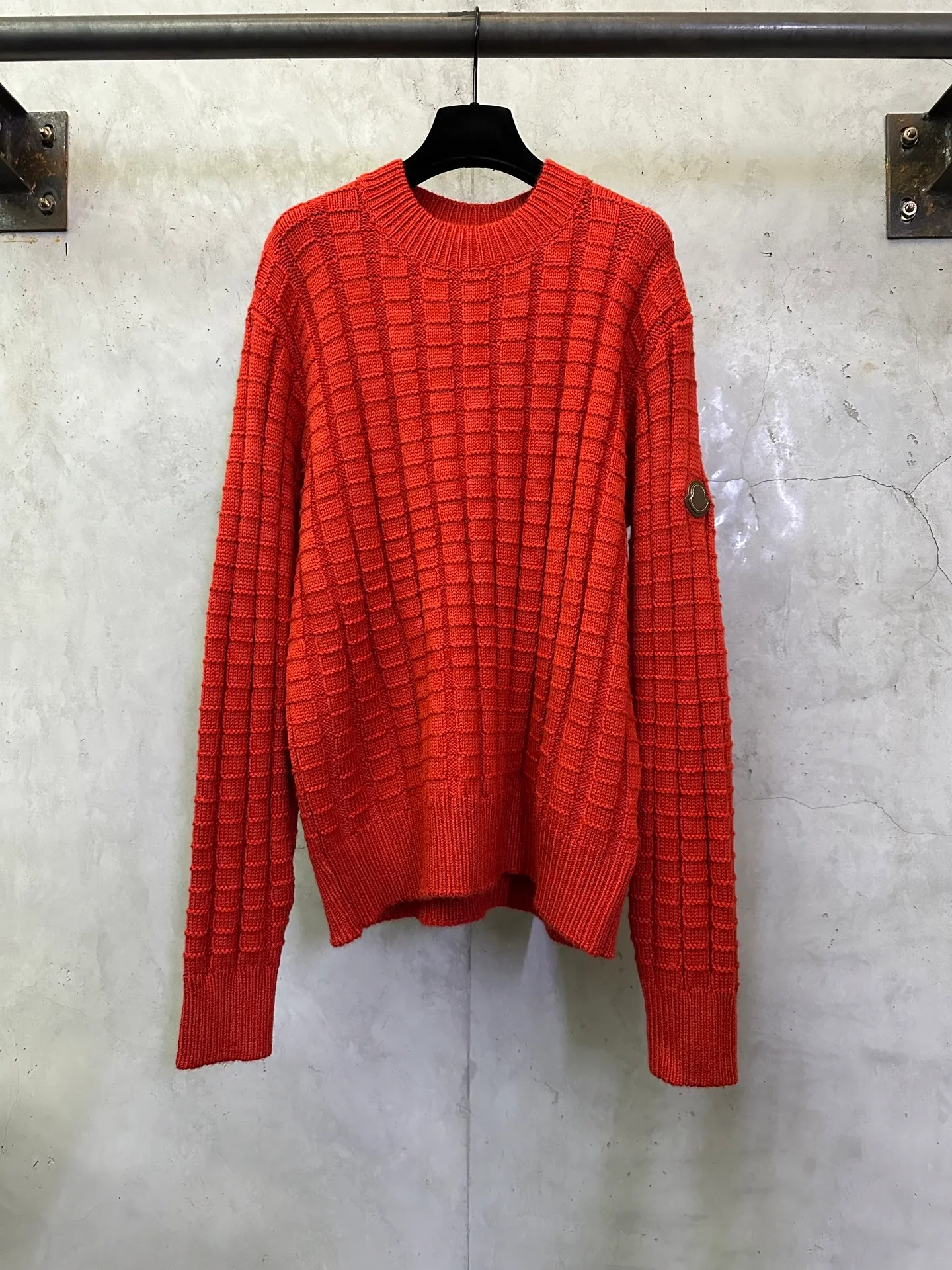 P470 Moncler embossed woven logo sweater Custom-woven engraved wool texture Soft and delicate Customized hardware Thread Accessories Matching version Same style for men and women -Color: Black Red -Size: S M L XL