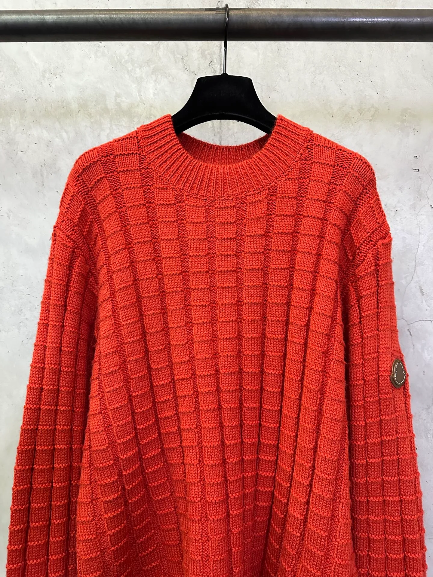 P470 Moncler embossed woven logo sweater Custom-woven engraved wool texture Soft and delicate Customized hardware Thread Accessories Matching version Same style for men and women -Color: Black Red -Size: S M L XL