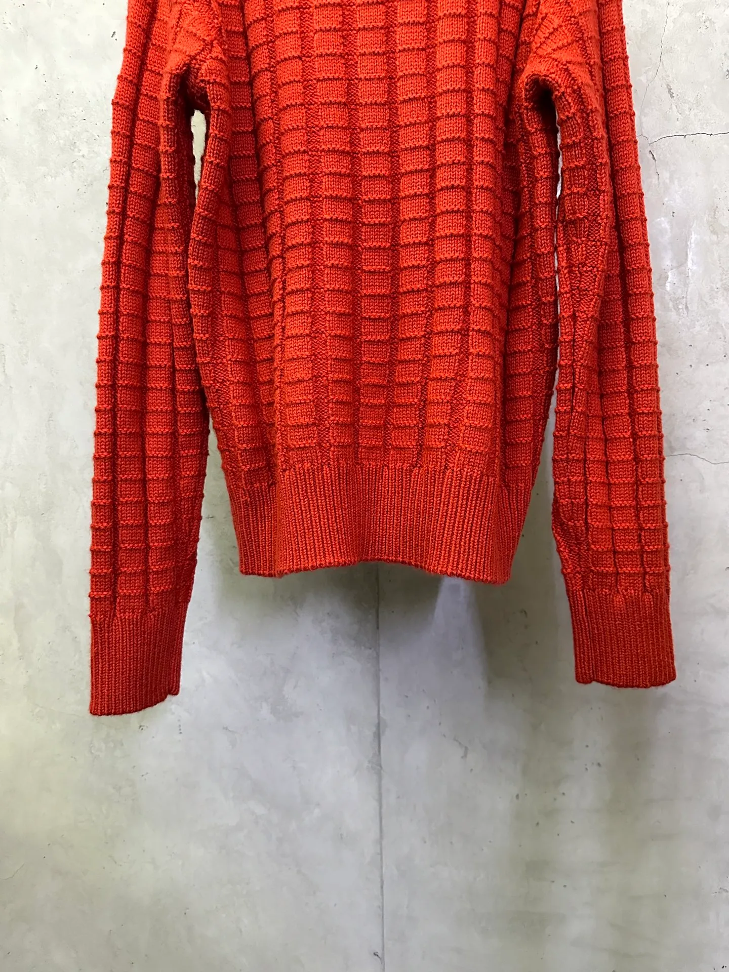 P470 Moncler embossed woven logo sweater Custom-woven engraved wool texture Soft and delicate Customized hardware Thread Accessories Matching version Same style for men and women -Color: Black Red -Size: S M L XL