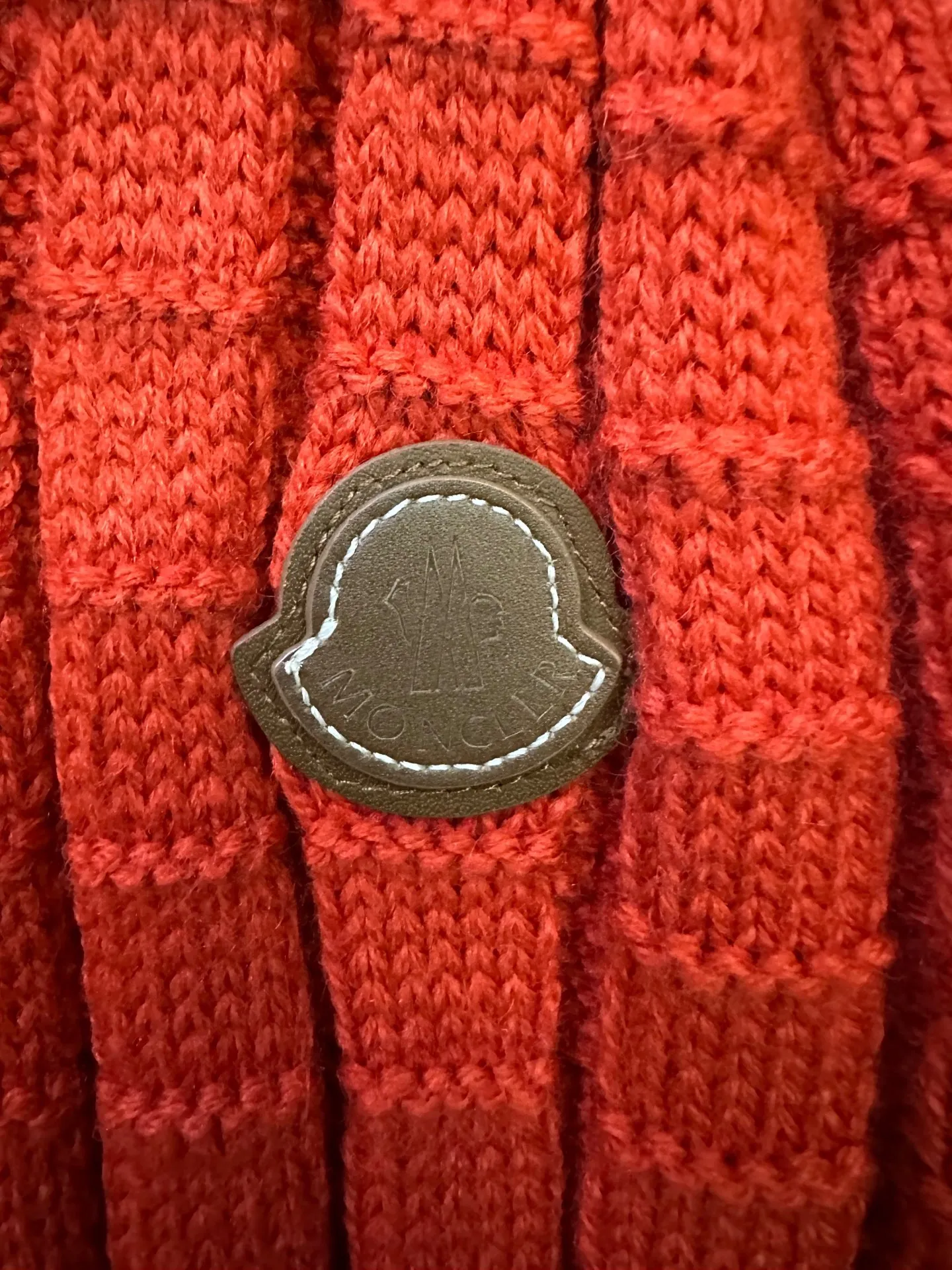 P470 Moncler embossed woven logo sweater Custom-woven engraved wool texture Soft and delicate Customized hardware Thread Accessories Matching version Same style for men and women -Color: Black Red -Size: S M L XL